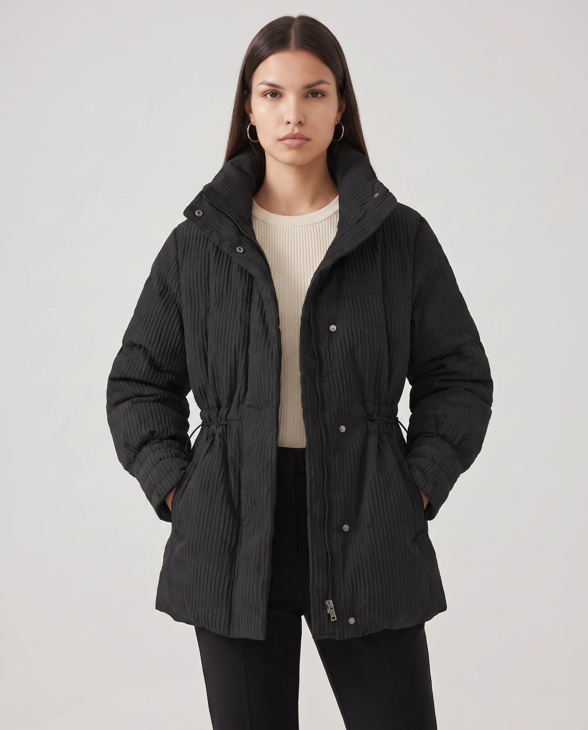 Halblange Plissee-Steppjacke Ilaria in Schwarz, Nahaufnahme von vorn