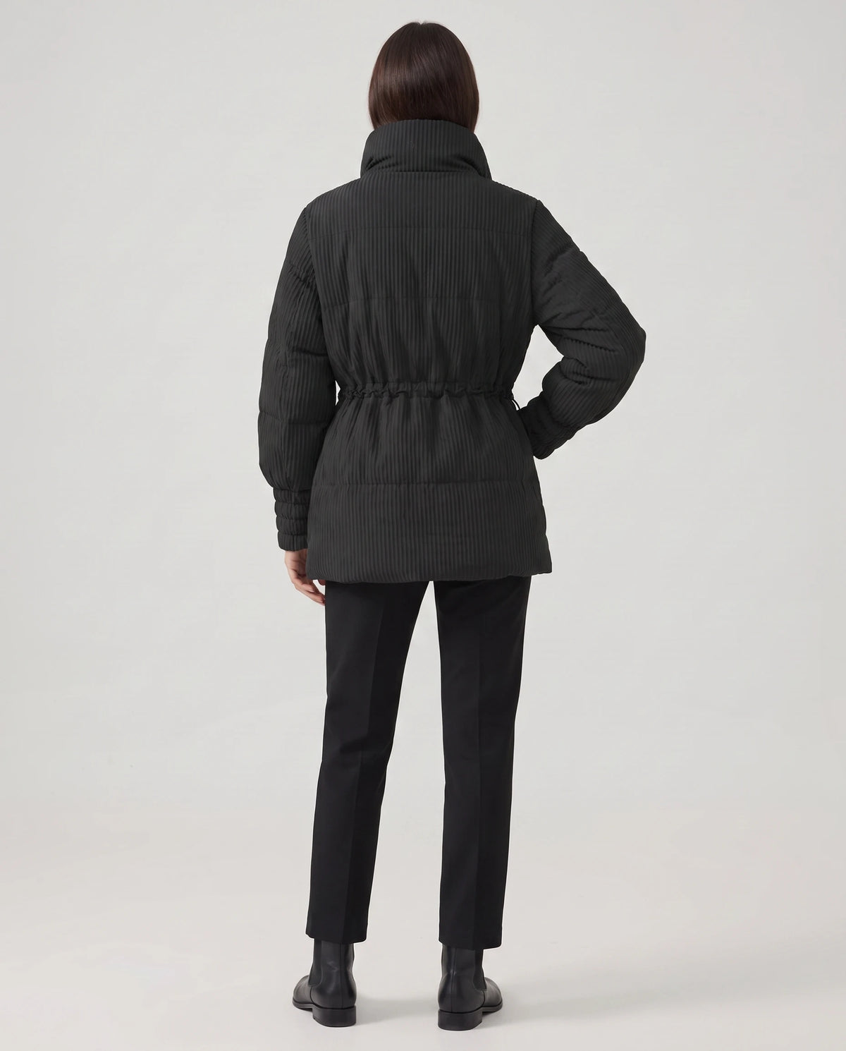 Halblange Plissee-Steppjacke Ilaria in Schwarz, Rückansicht mit Taillenzug
