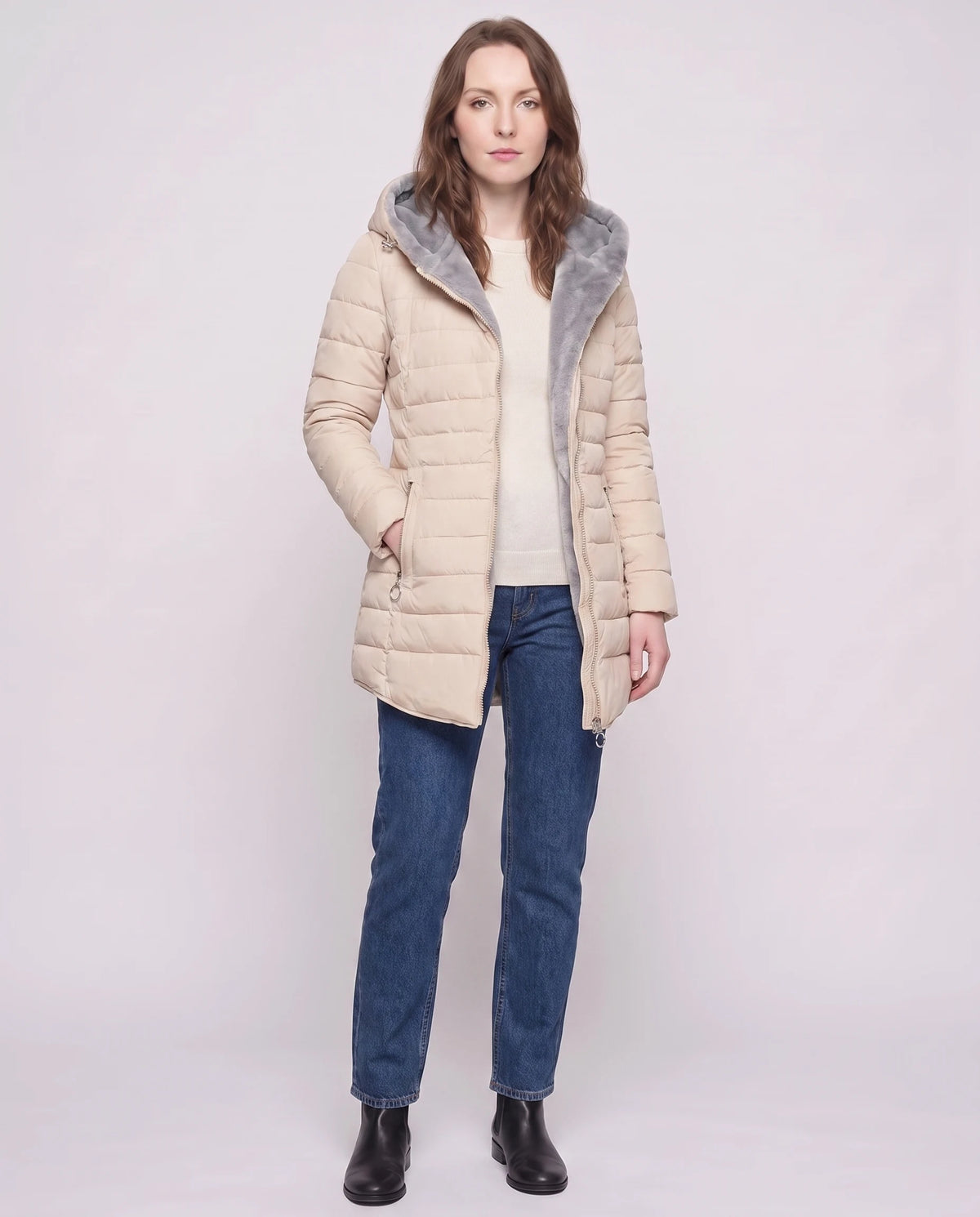 Doudoune mi-longue doublée polaire Aubine en Beige, vue de trois quarts