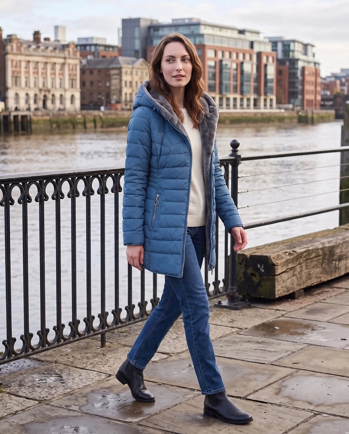Doudoune doublée polaire Aubine en Bleu Denim, portée sur un quai urbain