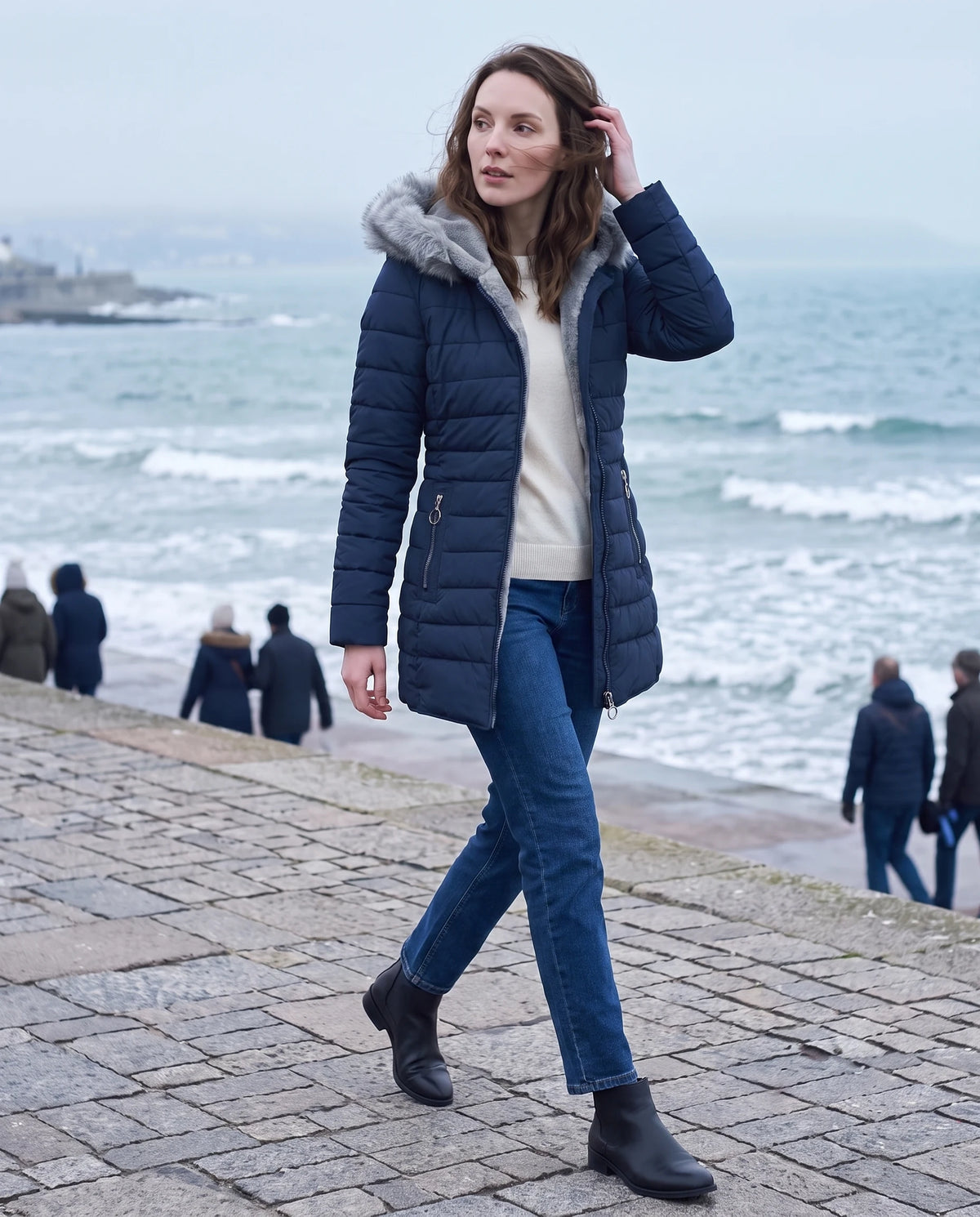 Doudoune doublée polaire Aubine en Bleu Marine, portée sur un front de mer d'hiver