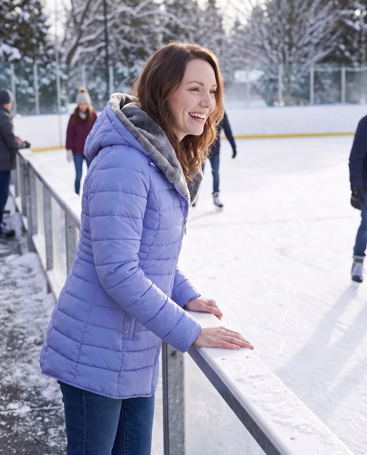 Doudoune doublée polaire Aubine en Bleu Pervenche, portée au bord d'une patinoire