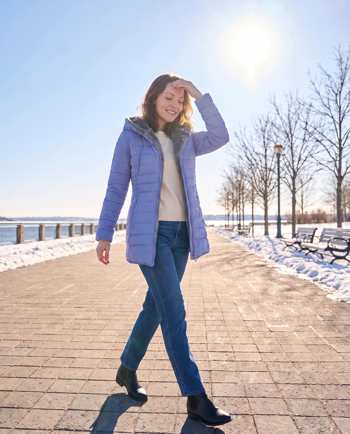 Doudoune doublée polaire Aubine en Bleu Pervenche, portée sur une esplanade d'hiver ensoleillée