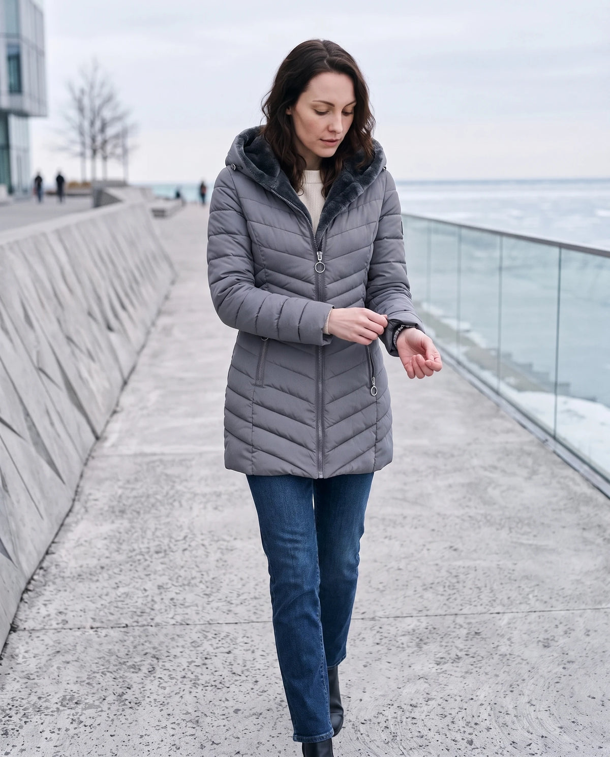 Doudoune doublée polaire Aubine en Gris, portée sur une esplanade moderne