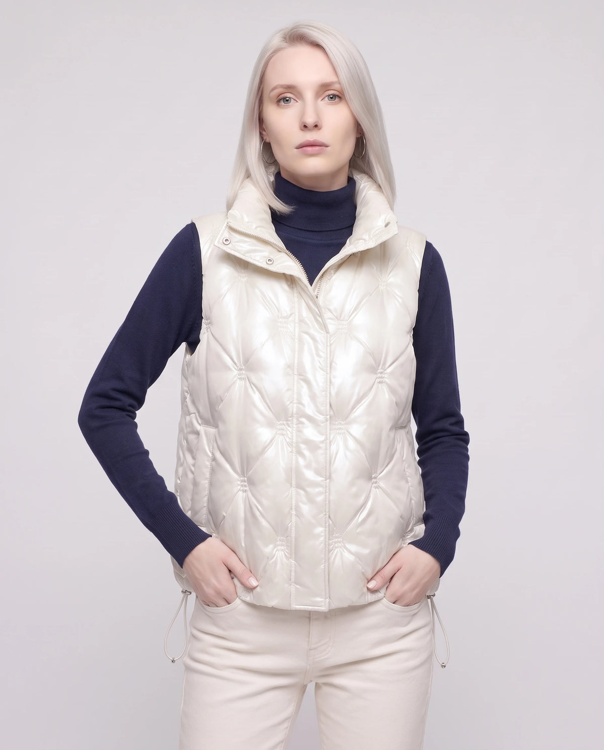 Doudoune sans manches capitonnée en satin Marielle, coloris Blanc Nacré, plan rapproché de face, fermée, mains dans les poches