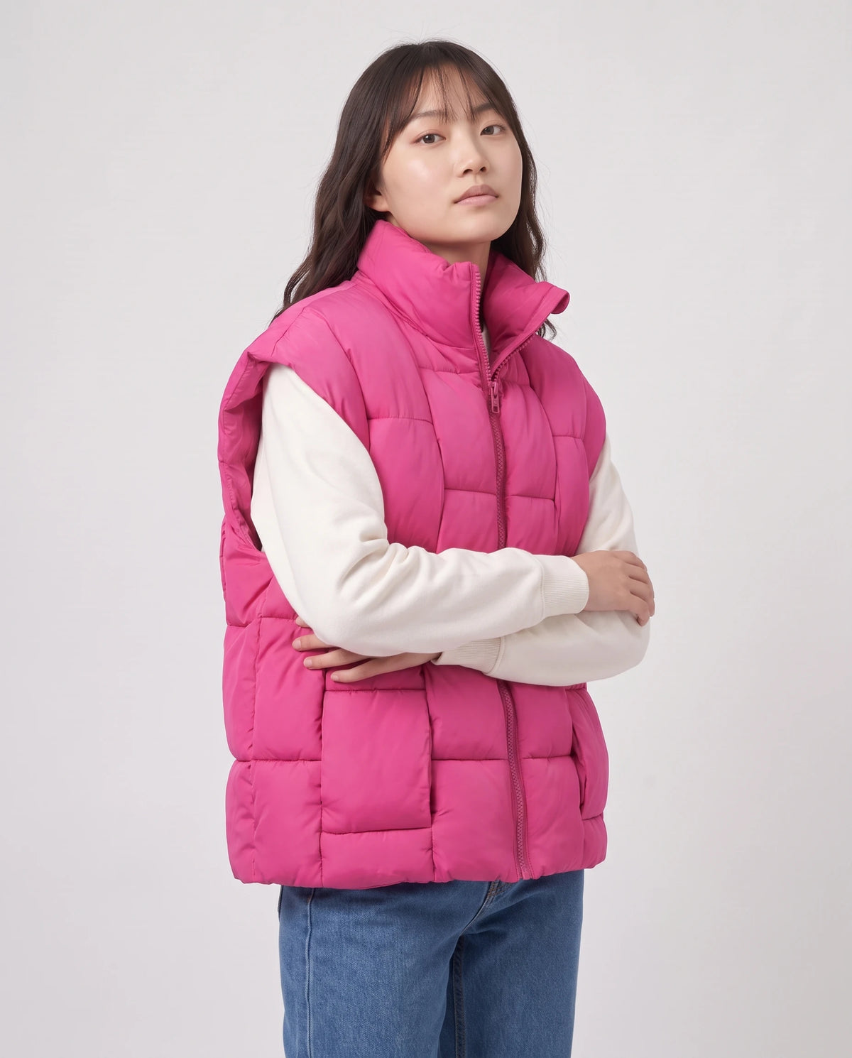 Ärmellose Oversize-Steppweste mit Blockstepp Elvina in Fuchsia, Nahaufnahme, Stehkragen mit Reissverschluss