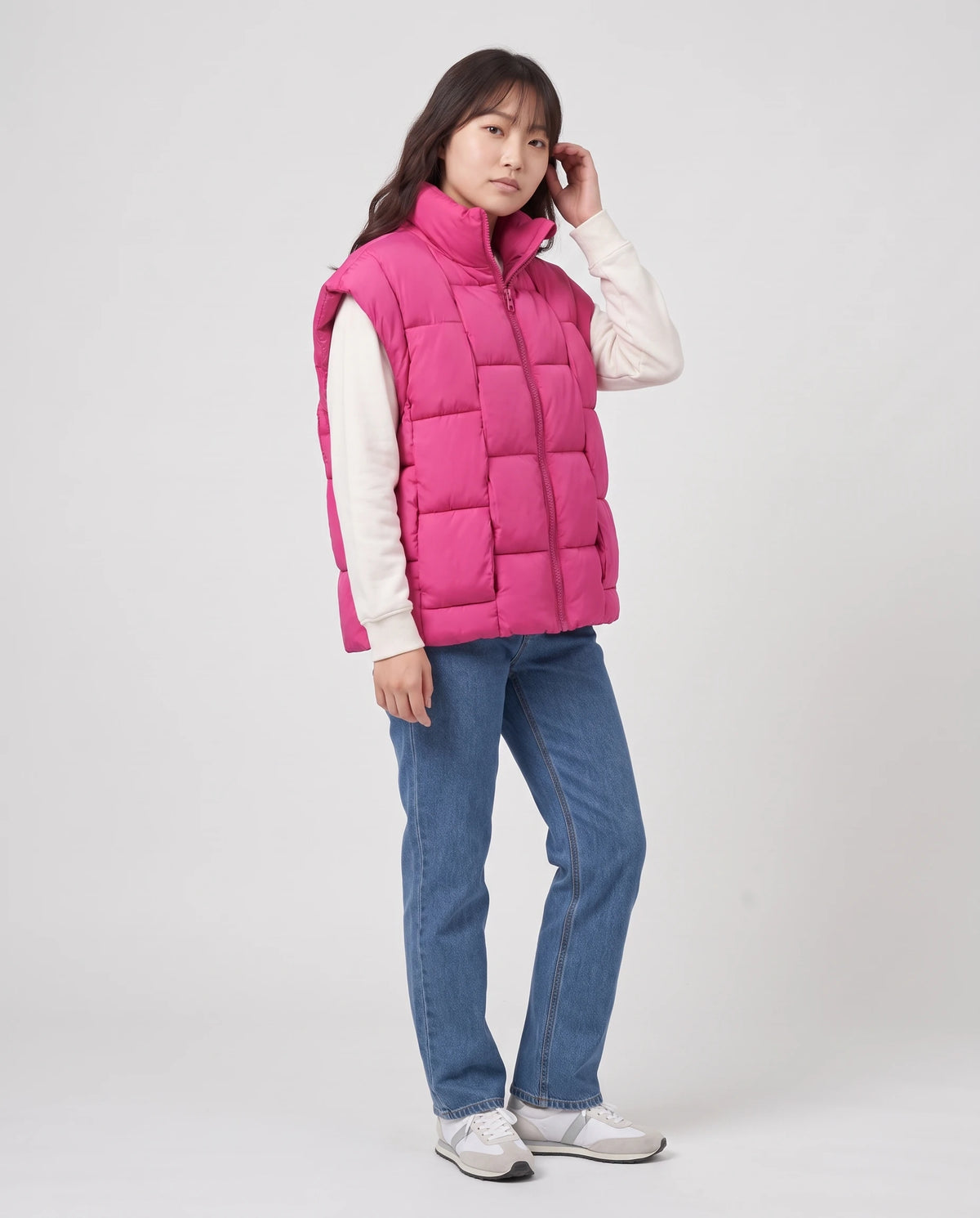 Ärmellose Oversize-Steppweste mit Blockstepp Elvina in Fuchsia, Vorderansicht in ganzer Länge, überschnittene Schultern und weite Armausschnitte