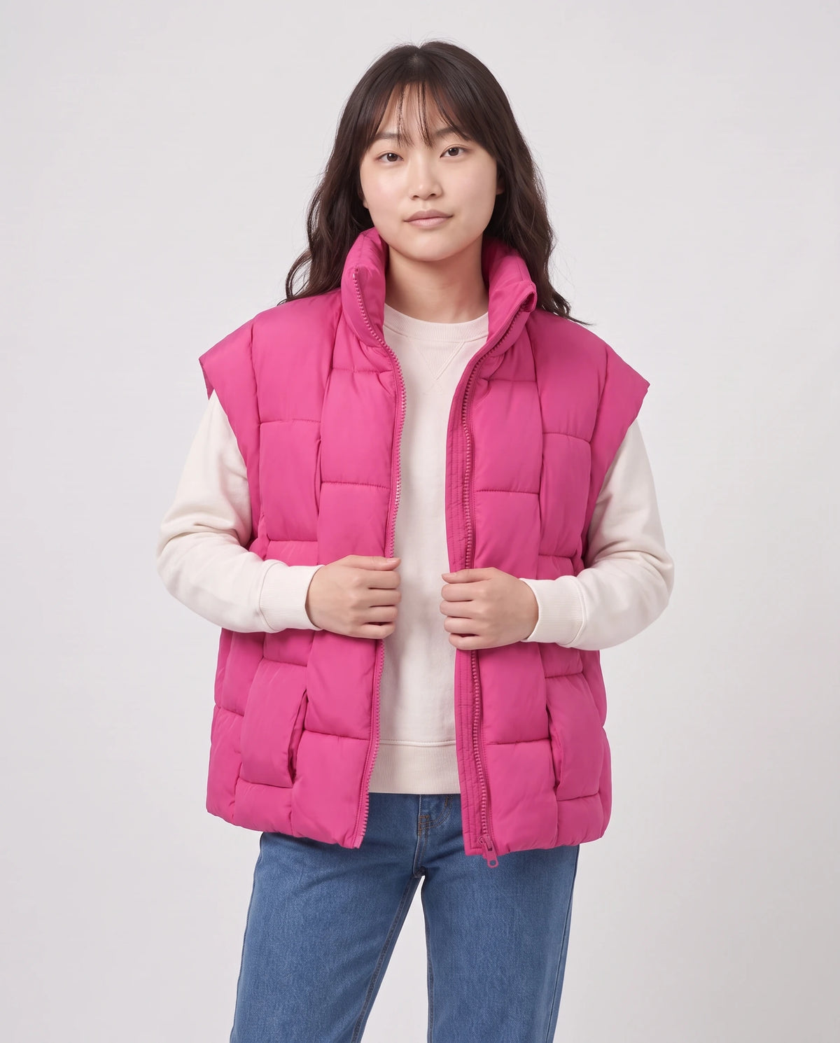 Ärmellose Oversize-Steppweste mit Blockstepp Elvina in Fuchsia, offen getragen über cremeweissem Sweatshirt, Nahaufnahme