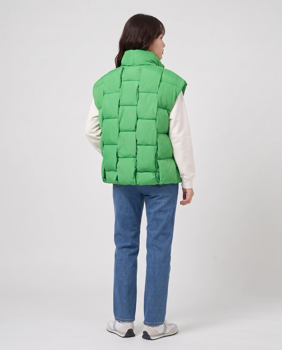 Ärmellose Oversize-Steppweste mit Blockstepp Elvina in Grasgrün, Rückansicht, gleicher versetzter Blockstepp