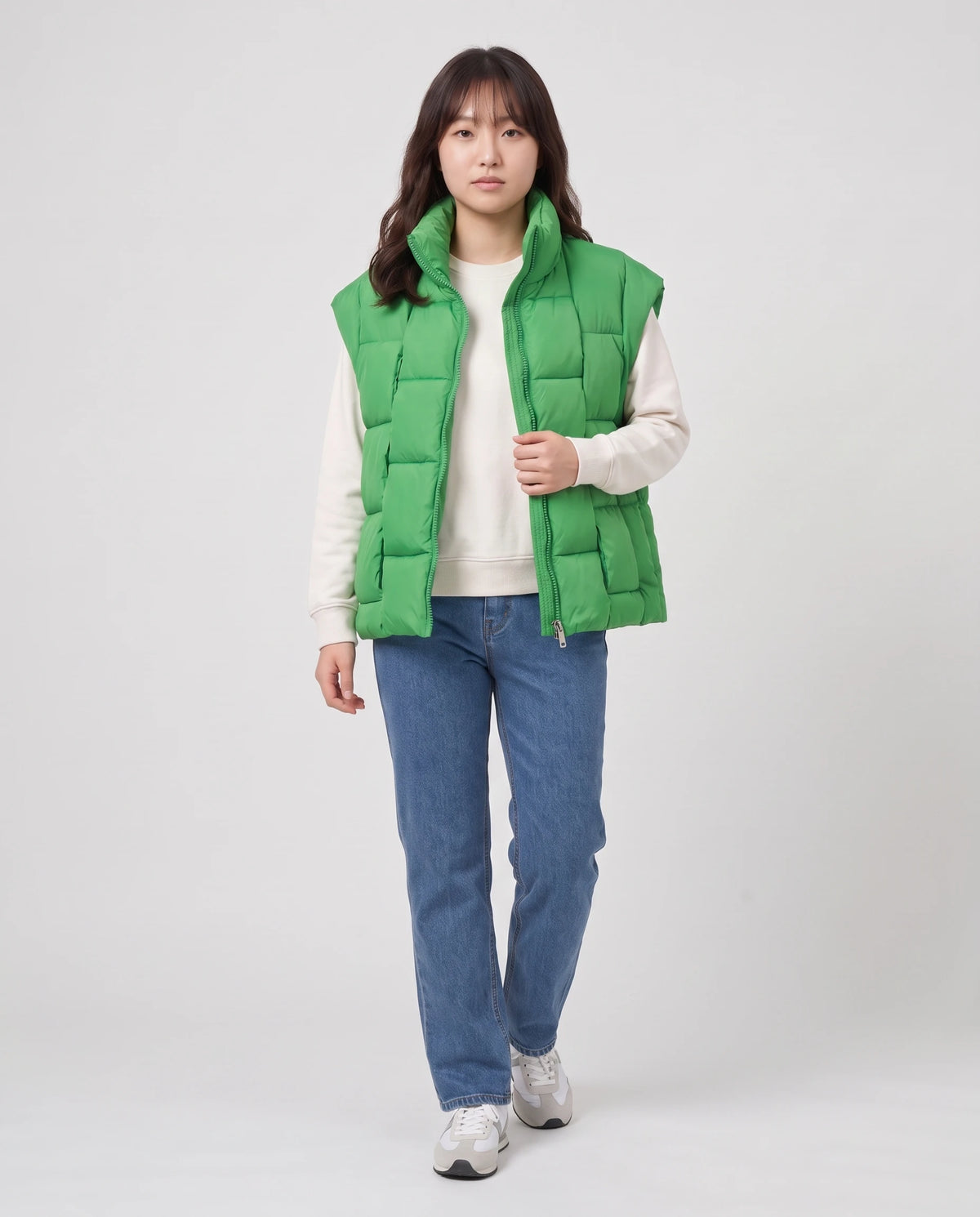 Ärmellose Oversize-Steppweste mit Blockstepp Elvina in Grasgrün, offen getragen über cremeweissem Sweatshirt