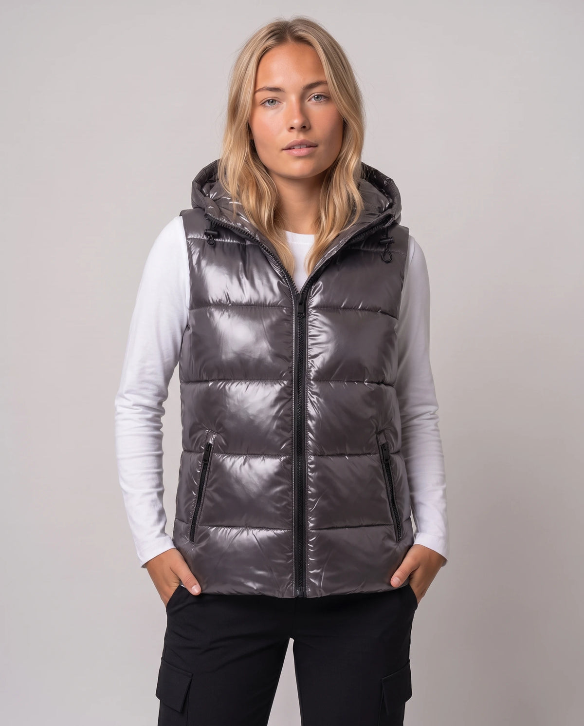 Doudoune sans manches à capuche métallisée Rosanne, coloris Gris Anthracite, plan rapproché de face, fermée