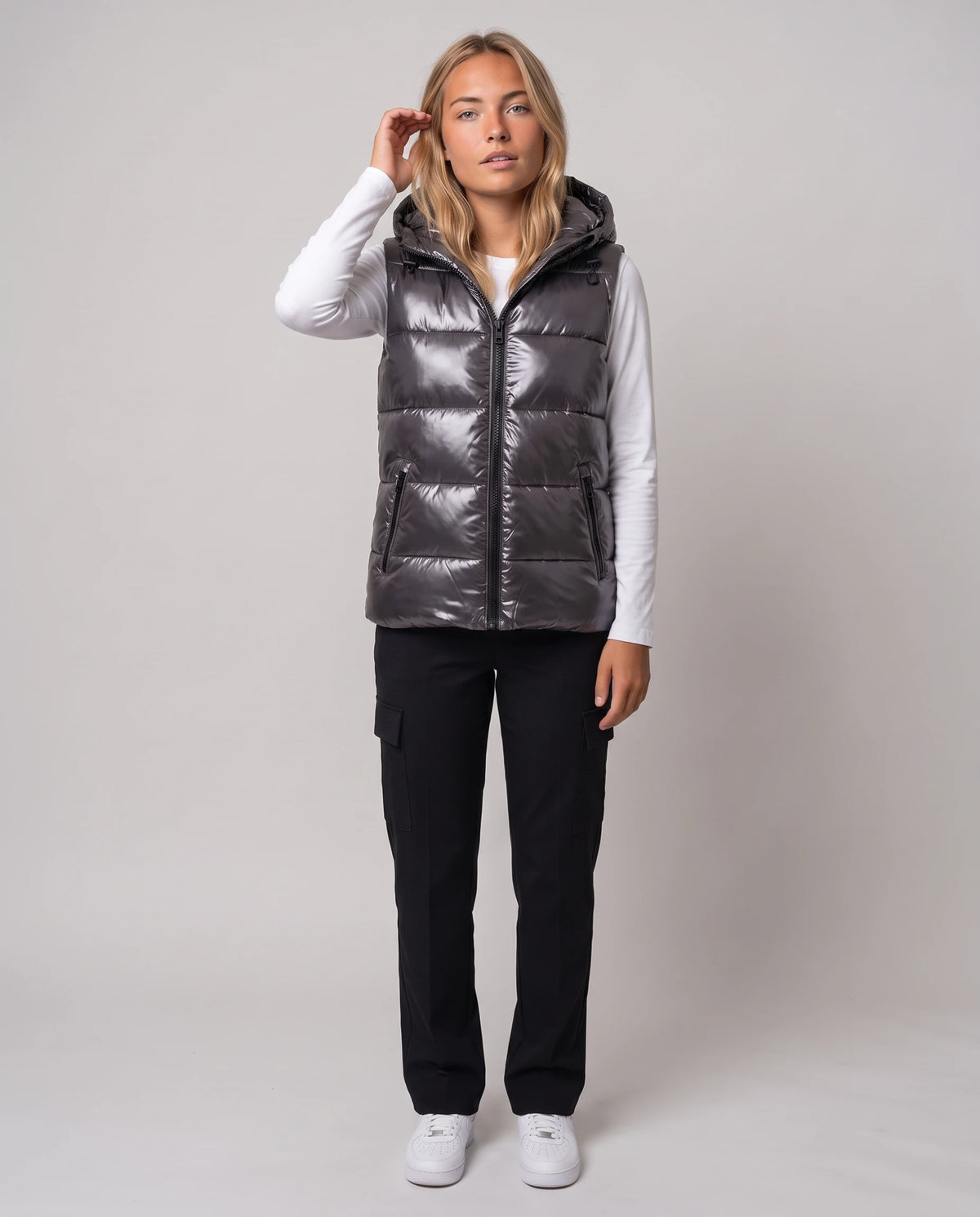 Doudoune sans manches à capuche métallisée Rosanne, coloris Gris Anthracite, plein pied sur t-shirt blanc et pantalon cargo noir