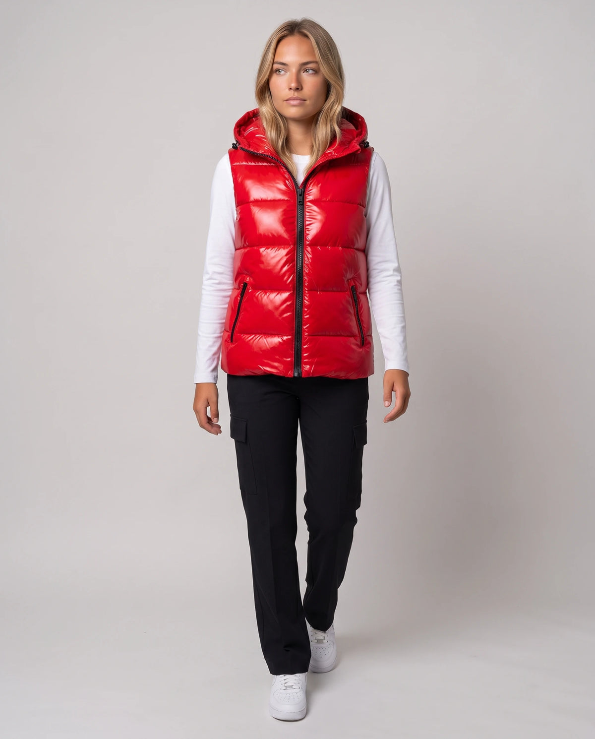 Doudoune sans manches à capuche métallisée Rosanne, coloris Rouge, plein pied sur t-shirt blanc et pantalon cargo noir