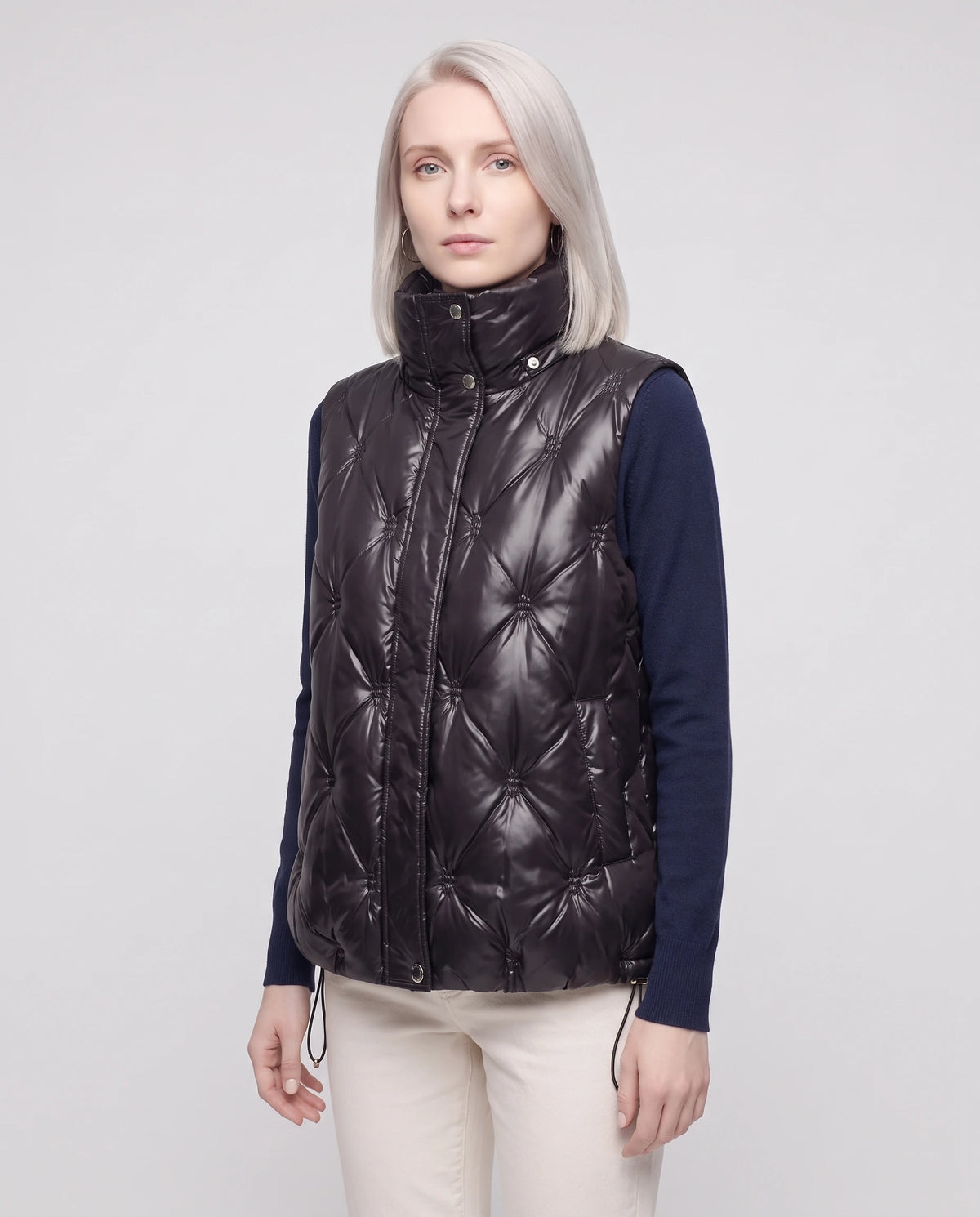 Doudoune sans manches capitonnée en satin Marielle, coloris Noir, col remonté et fermé jusqu'au menton