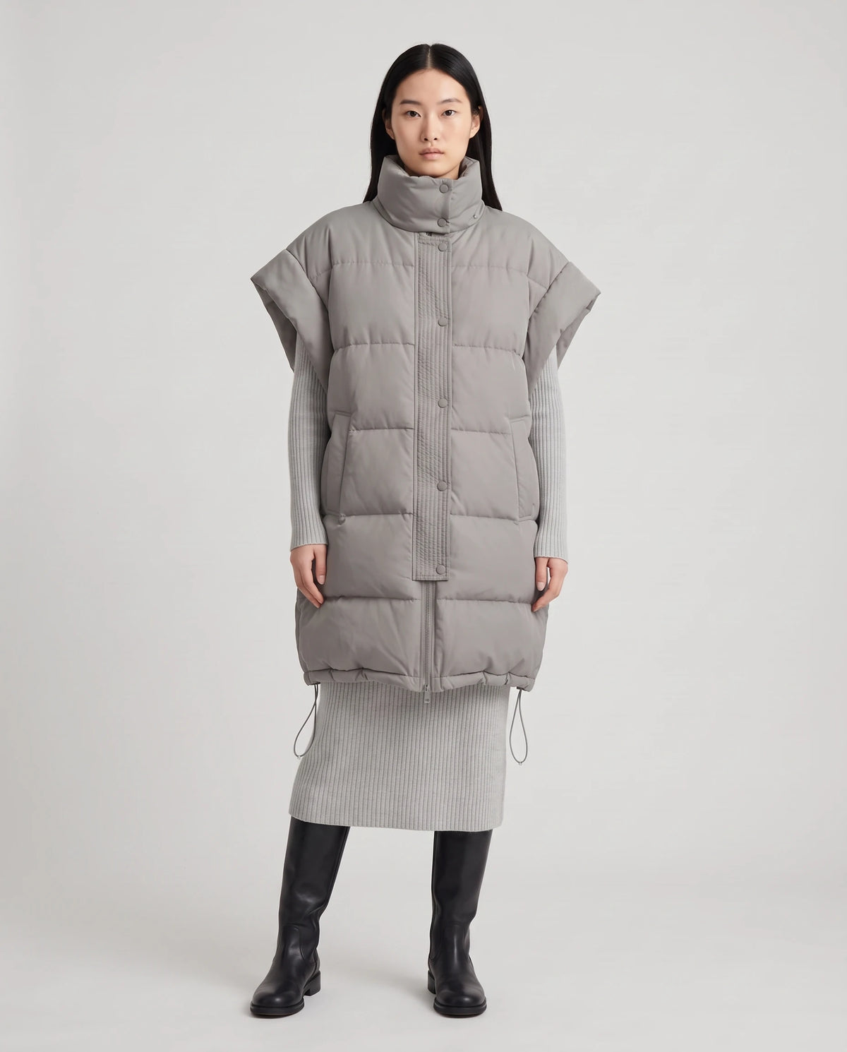 Doudoune sans manches oversize à grand col et patte plissée Perline en Gris, vue de face en pied, épaules tombantes et boudins horizontaux