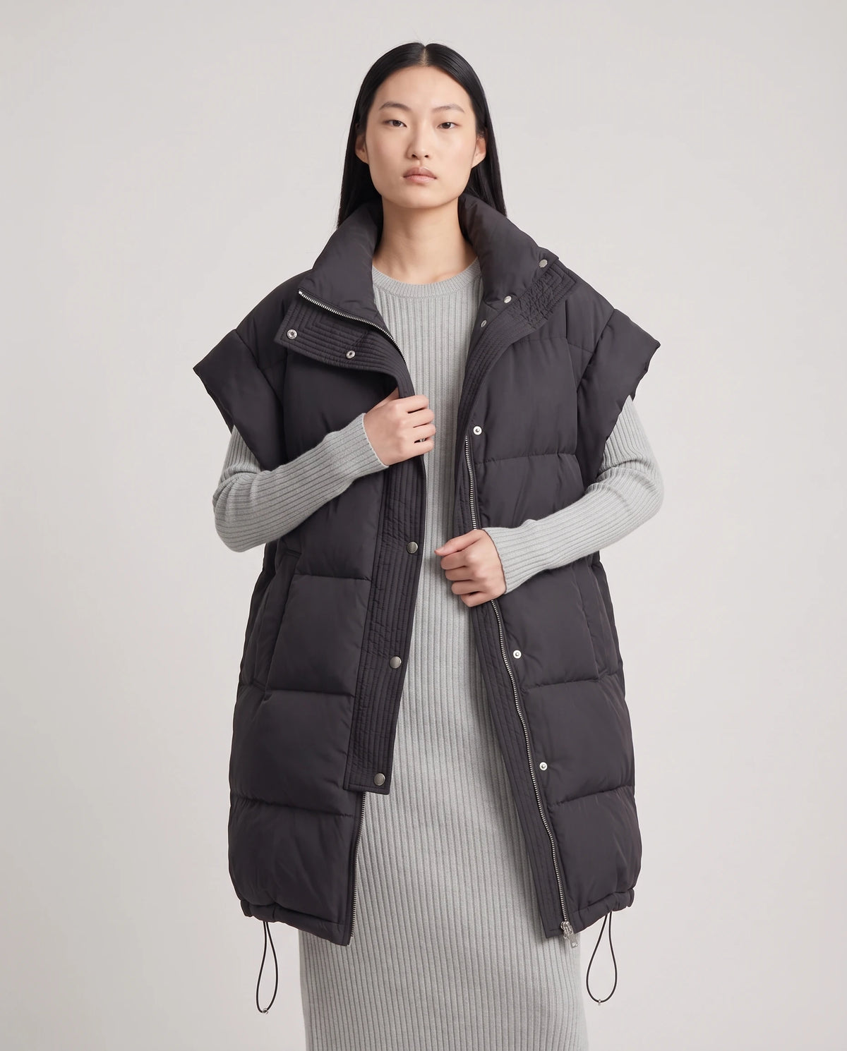 Doudoune sans manches oversize à grand col et patte plissée Perline en Noir, col ouvert en larges revers et portée ouverte sur la robe-pull, plan rapproché