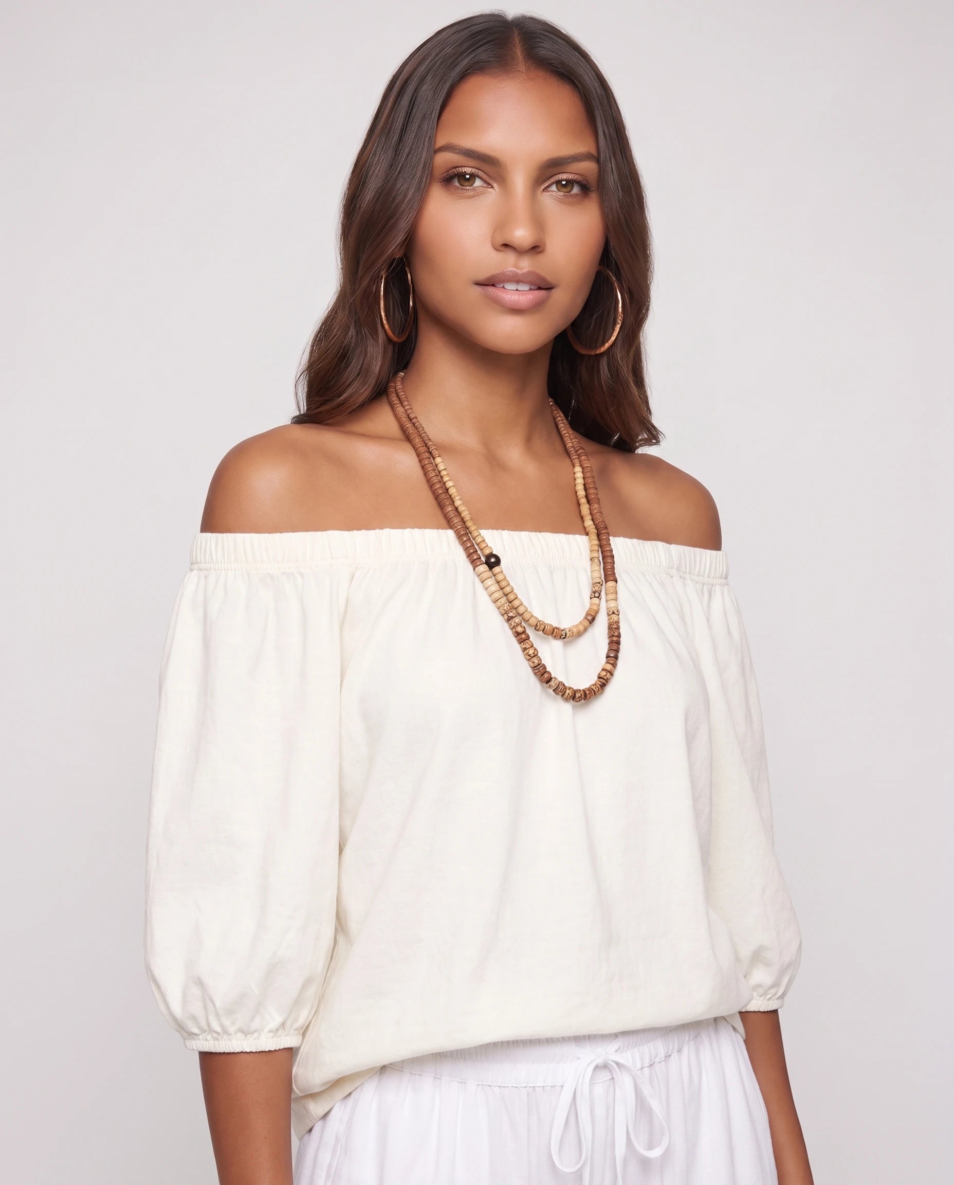 Ensemble epaules denudees et pantalon sarouel Blanc gros plan encolure epaules denudees studio - Lorene | Zolena