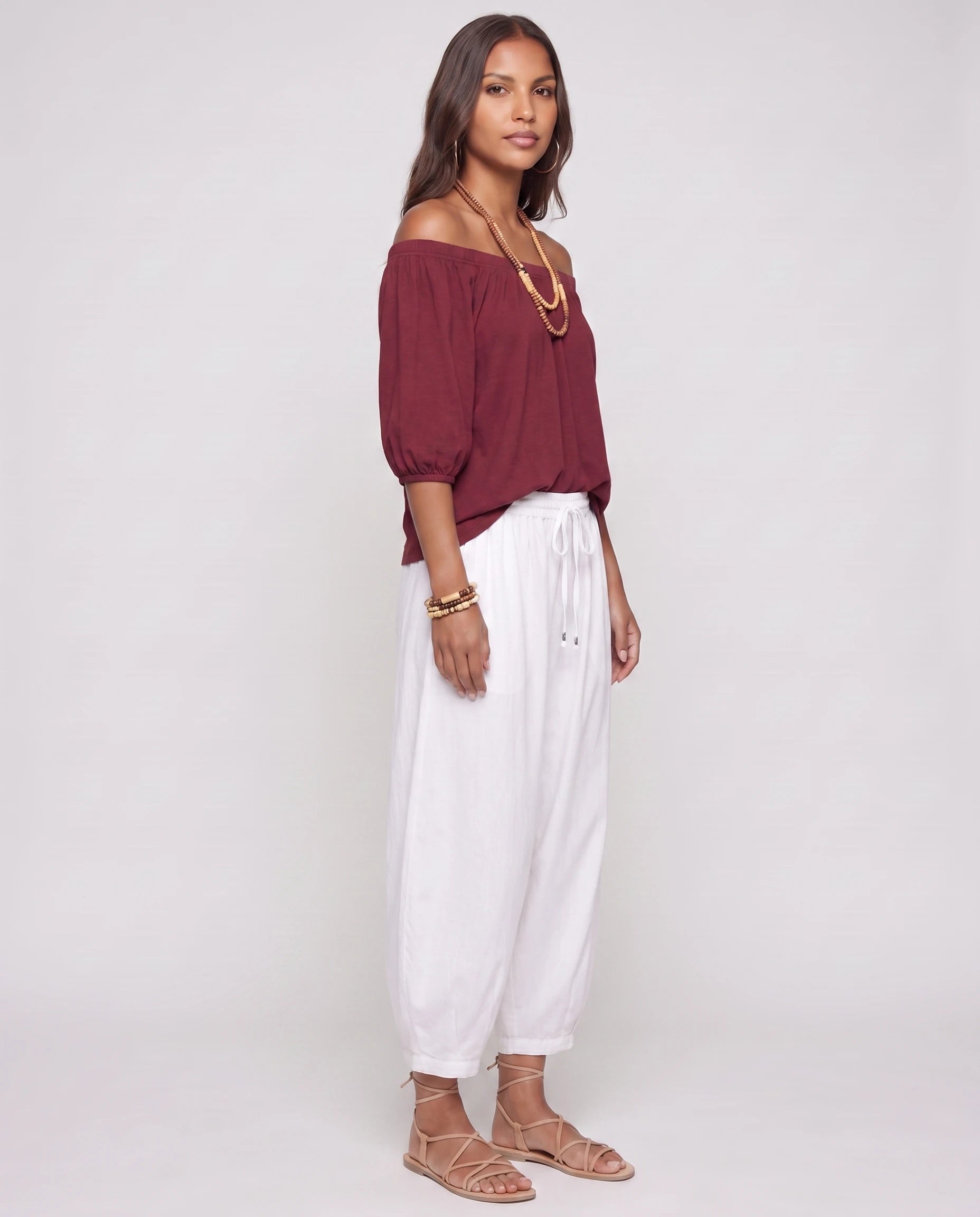 Ensemble epaules denudees et pantalon sarouel Bordeaux vue trois-quarts studio - Lorene | Zolena