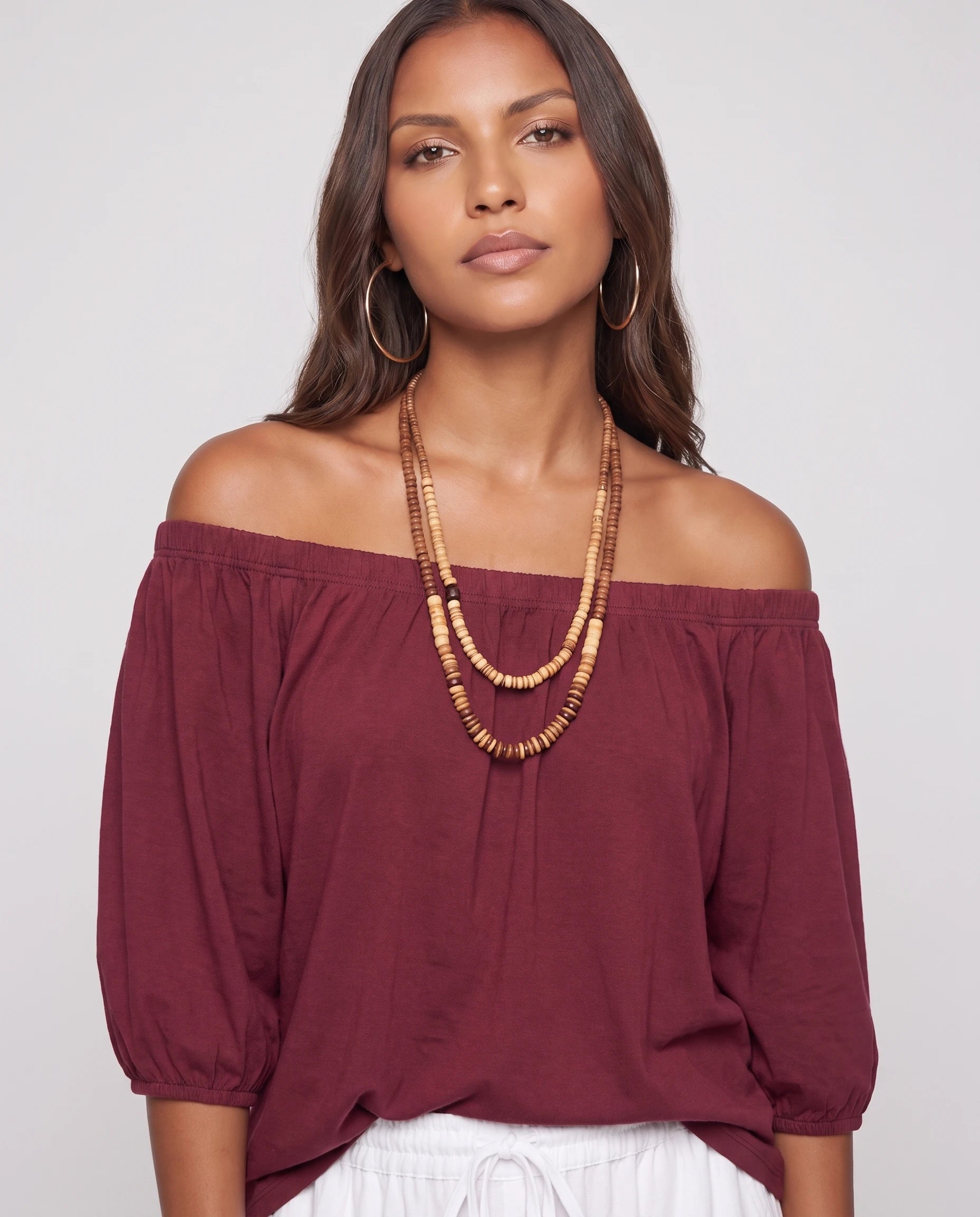 Ensemble epaules denudees et pantalon sarouel Bordeaux gros plan encolure epaules denudees studio - Lorene | Zolena