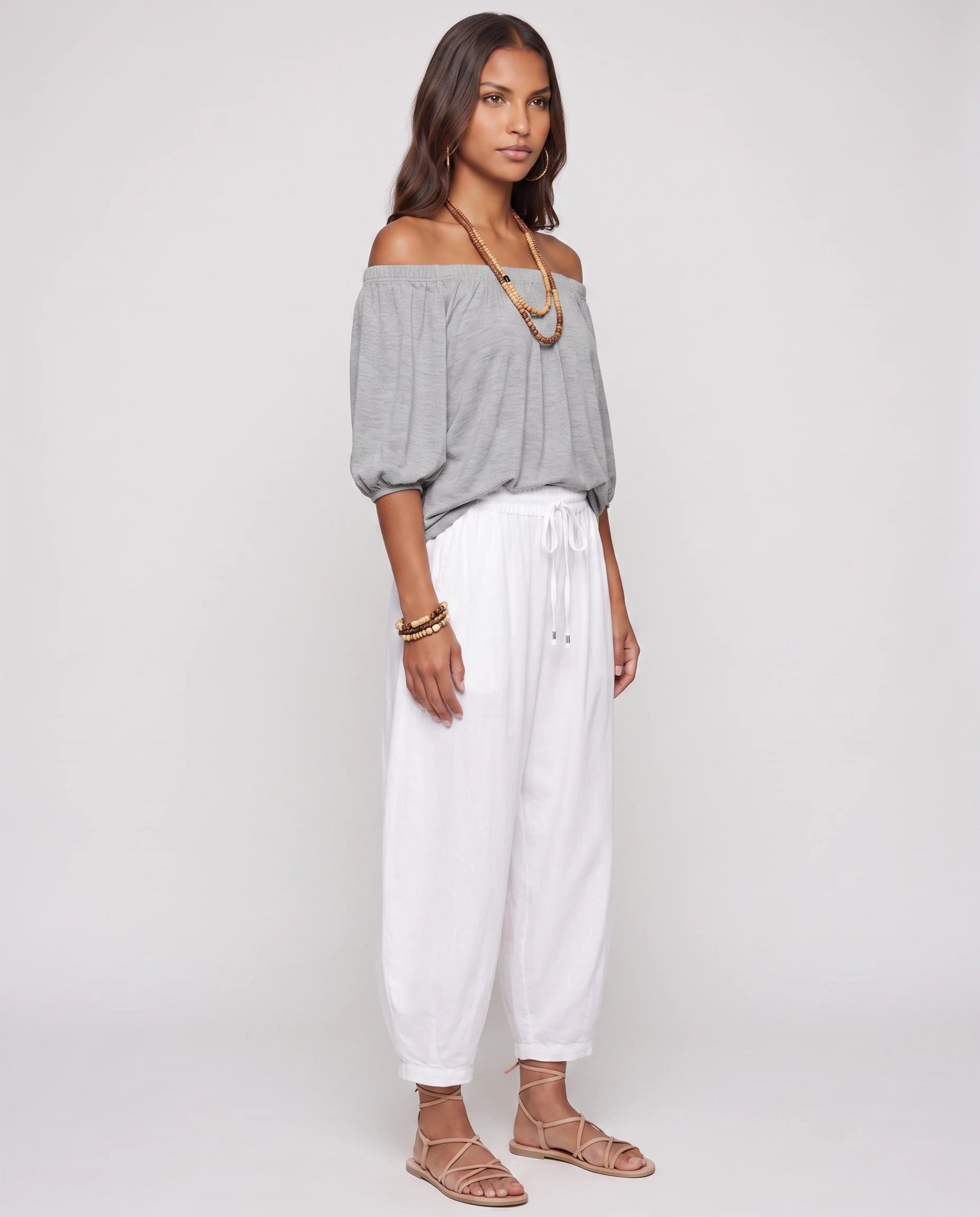 Ensemble epaules denudees et pantalon sarouel Gris vue trois-quarts studio - Lorene | Zolena