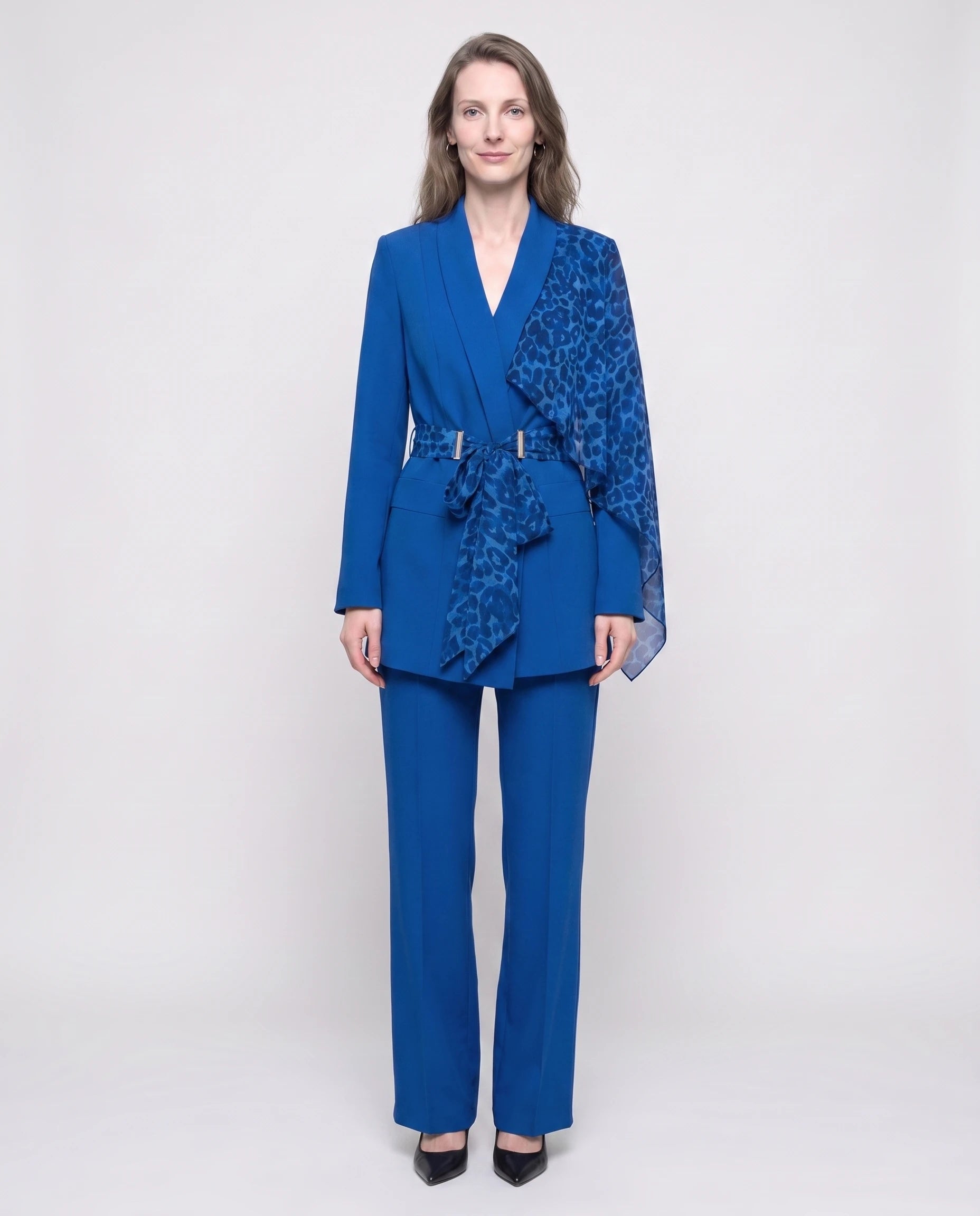 Ensemble blazer et pantalon à accent léopard Isaure — Bleu Roi — vue studio pose