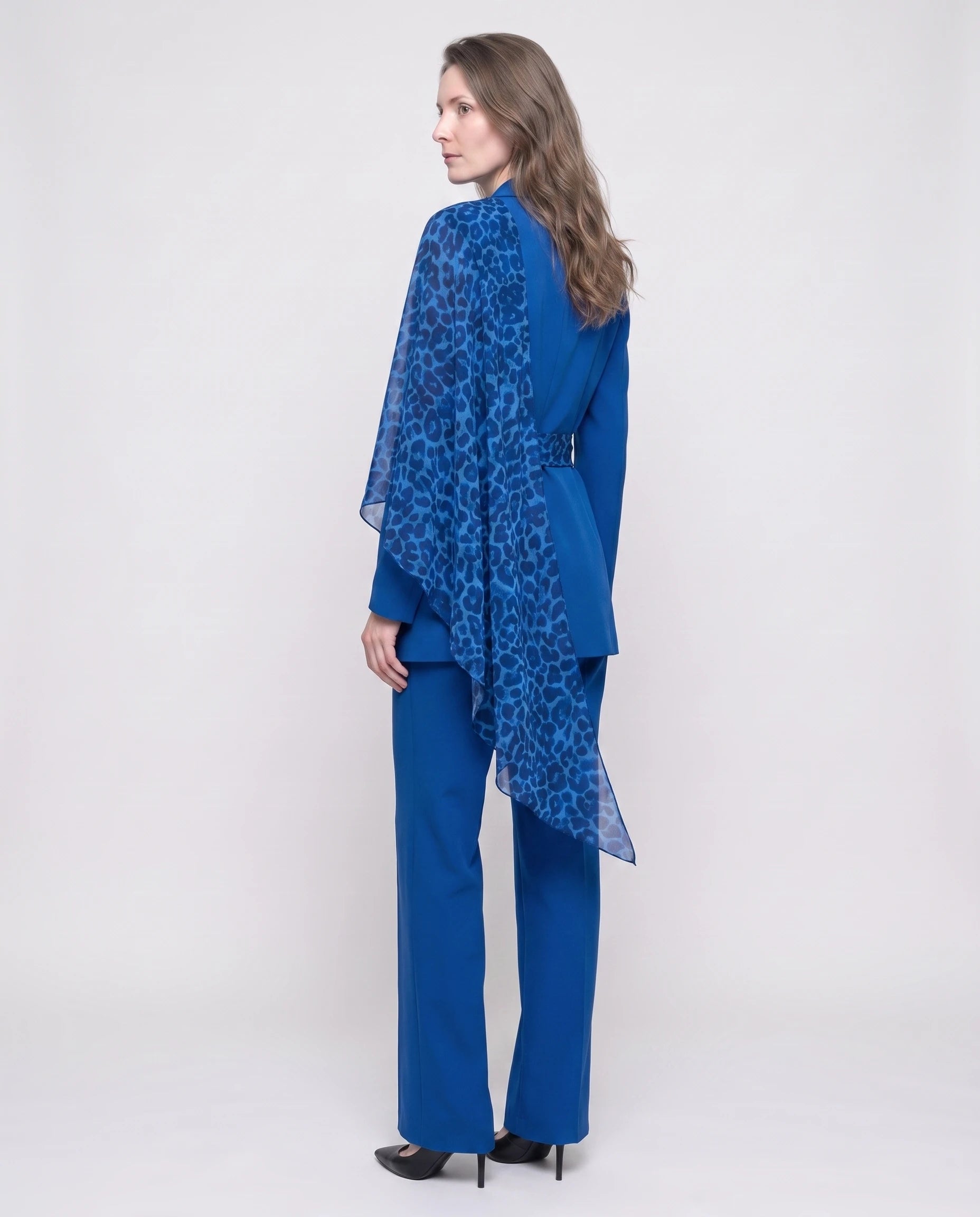 Ensemble blazer et pantalon à accent léopard Isaure — Bleu Roi — vue dos studio