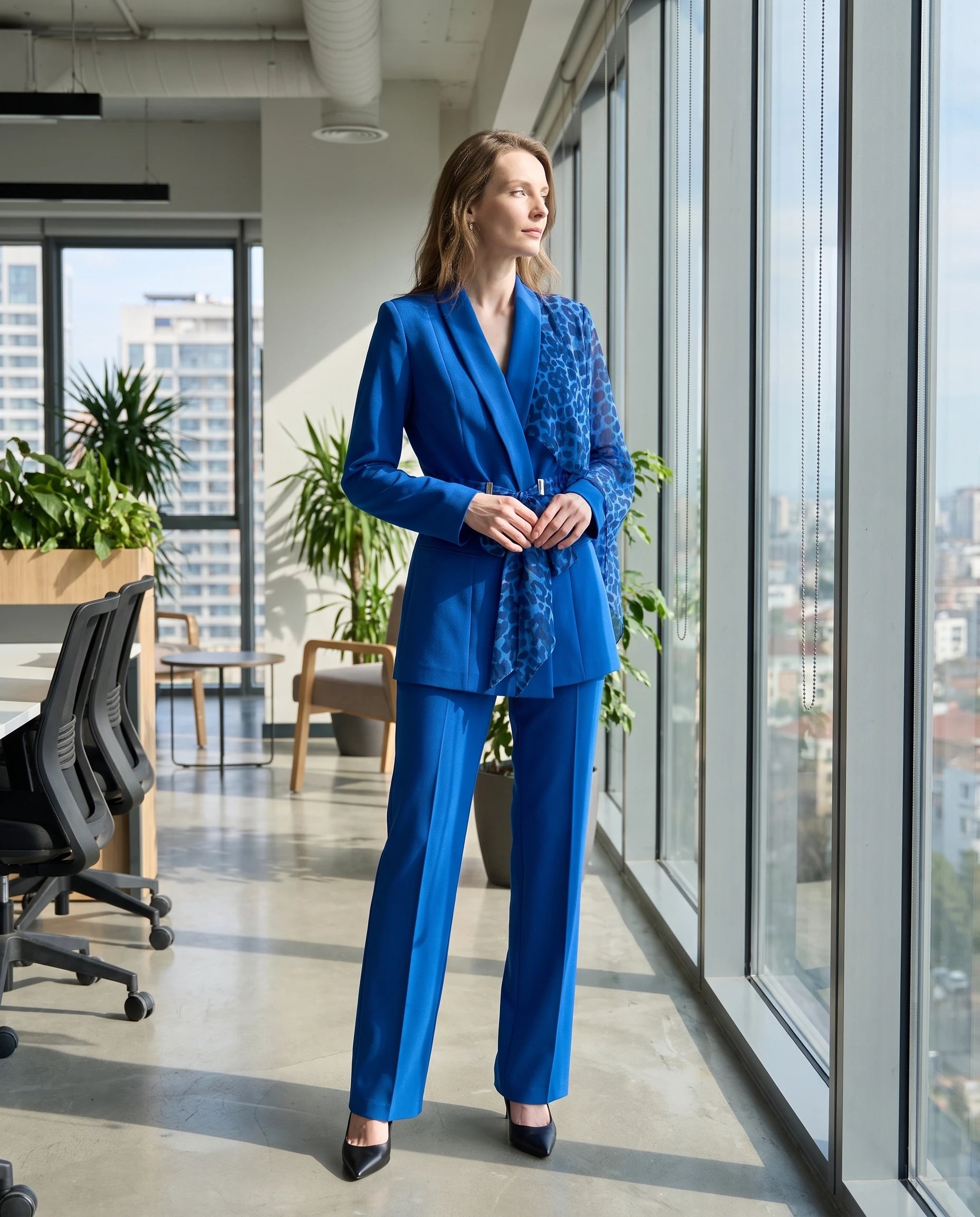 Ensemble blazer et pantalon à accent léopard Isaure — Bleu Roi — portée, lifestyle
