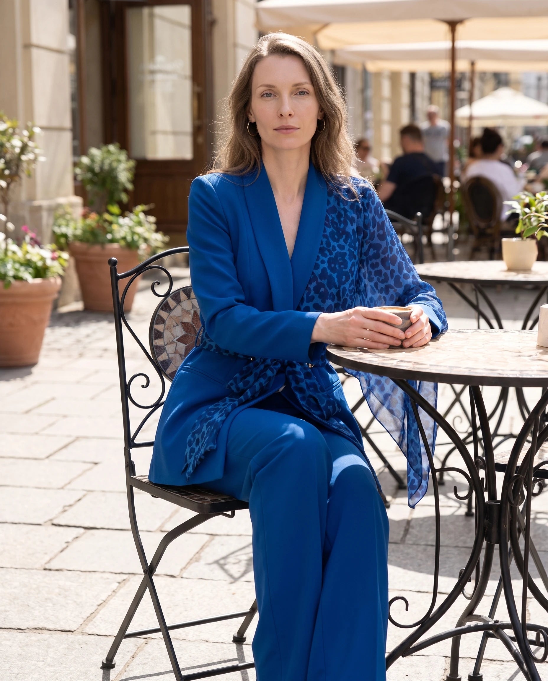 Ensemble blazer et pantalon à accent léopard Isaure — Bleu Roi — portée, lifestyle 2