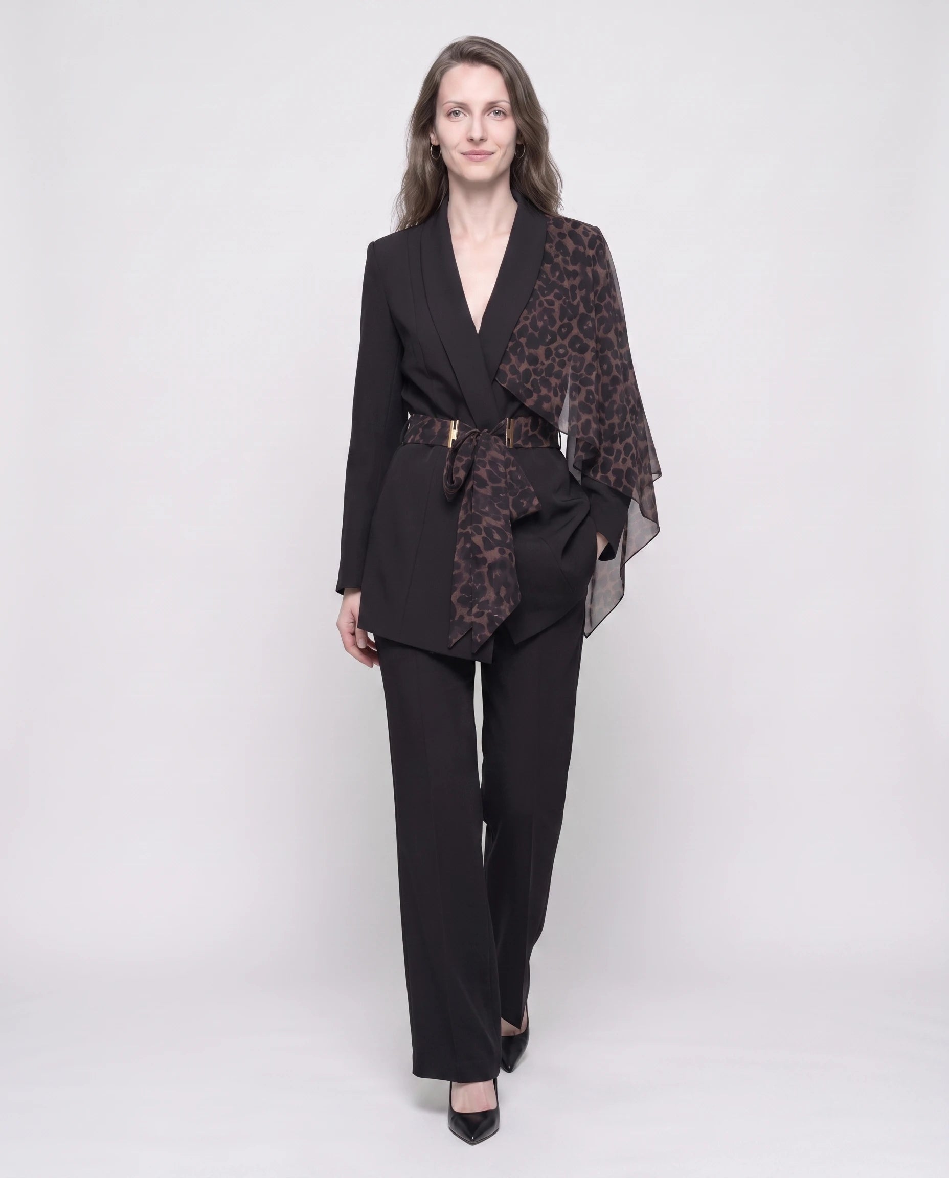 Ensemble blazer et pantalon à accent léopard Isaure — Noir — vue studio pose