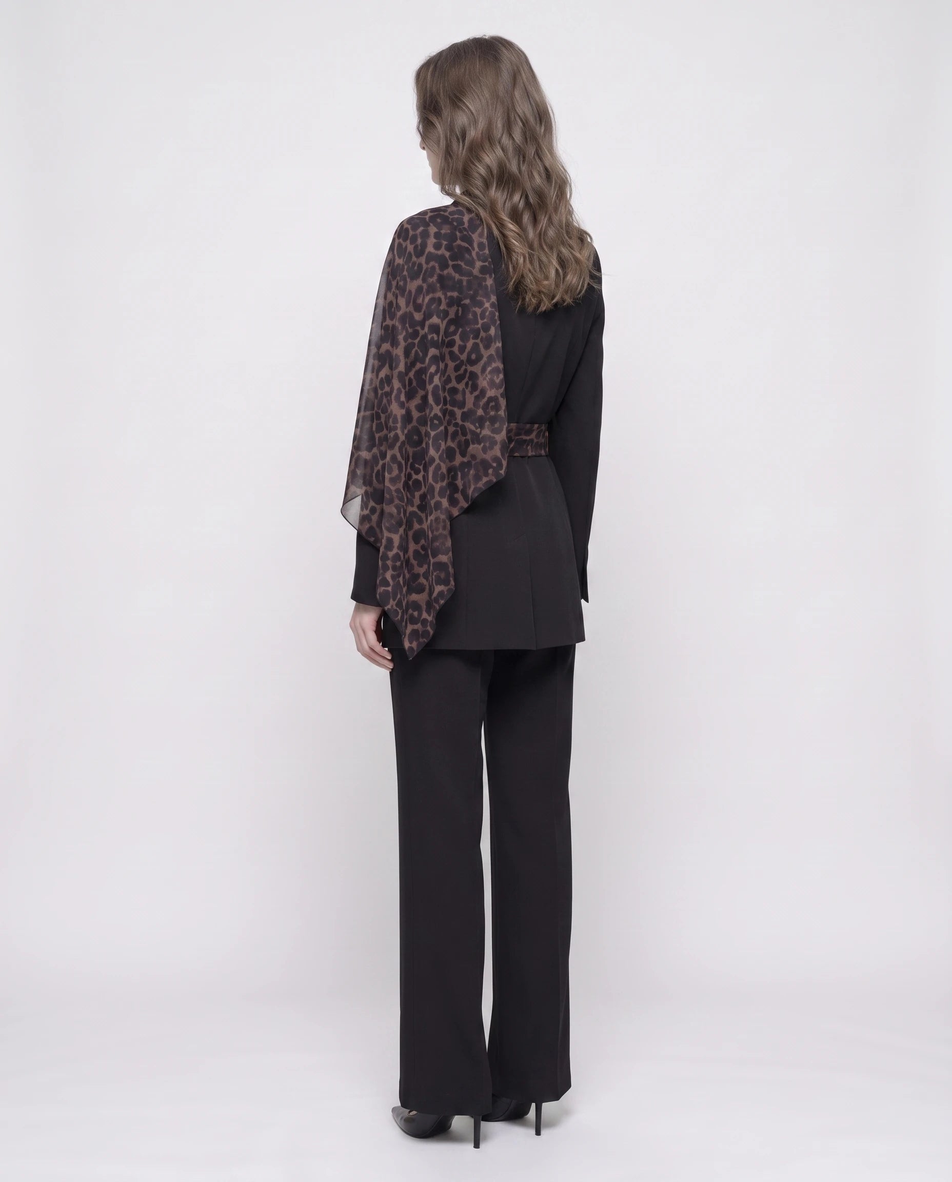 Ensemble blazer et pantalon à accent léopard Isaure — Noir — vue dos studio