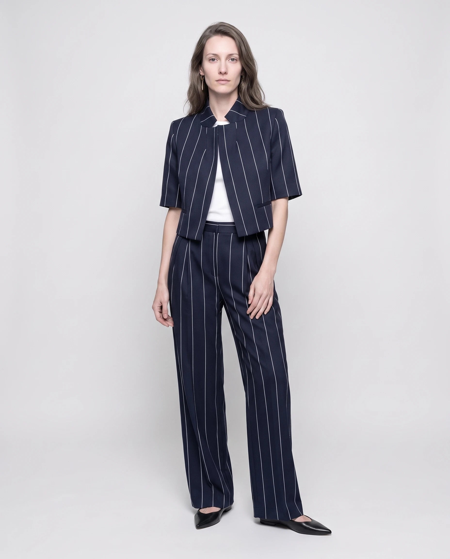 Ensemble blazer court et pantalon large raye Bleu Marine vue de face studio - Roseline | Zolena