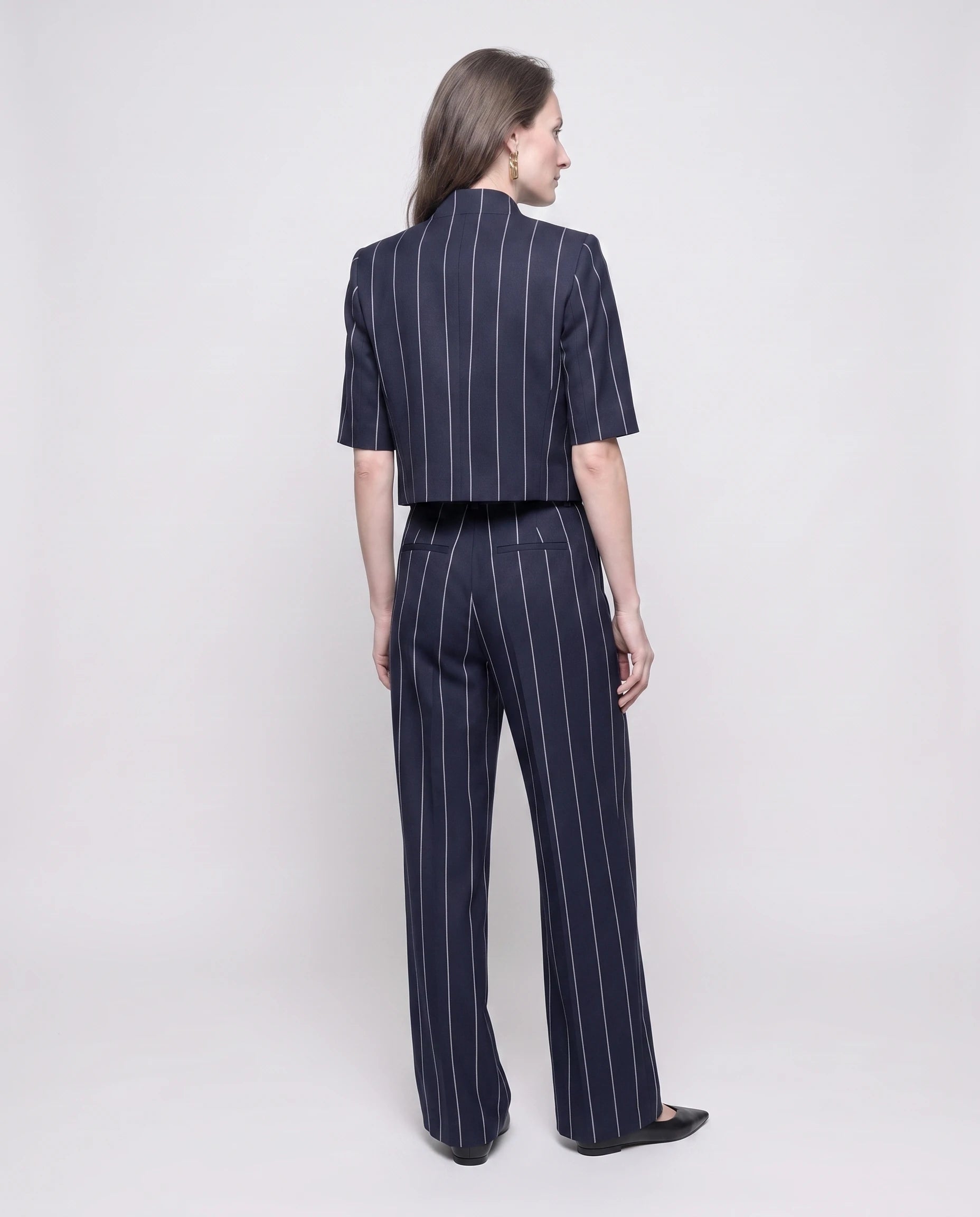 Ensemble blazer court et pantalon large raye Bleu Marine vue de dos studio - Roseline | Zolena