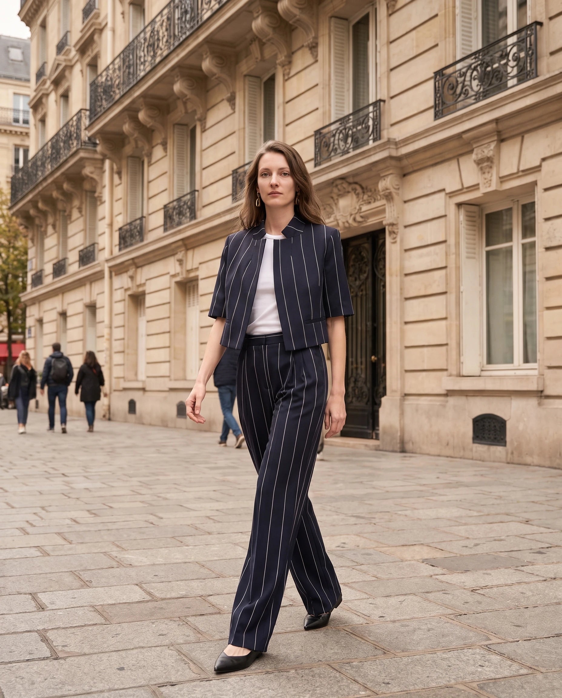 Ensemble blazer court et pantalon large raye Bleu Marine porté dans une rue parisienne - Roseline | Zolena
