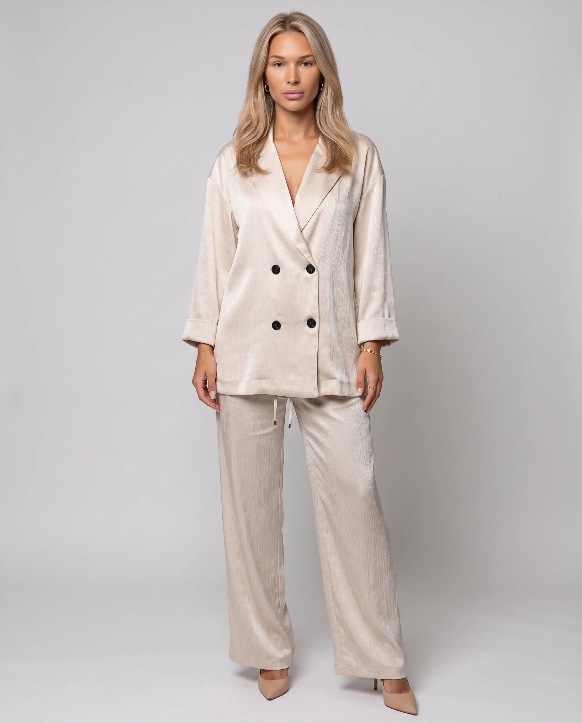 Ensemble blazer croisé et pantalon en satin froissé beige, vue de face studio