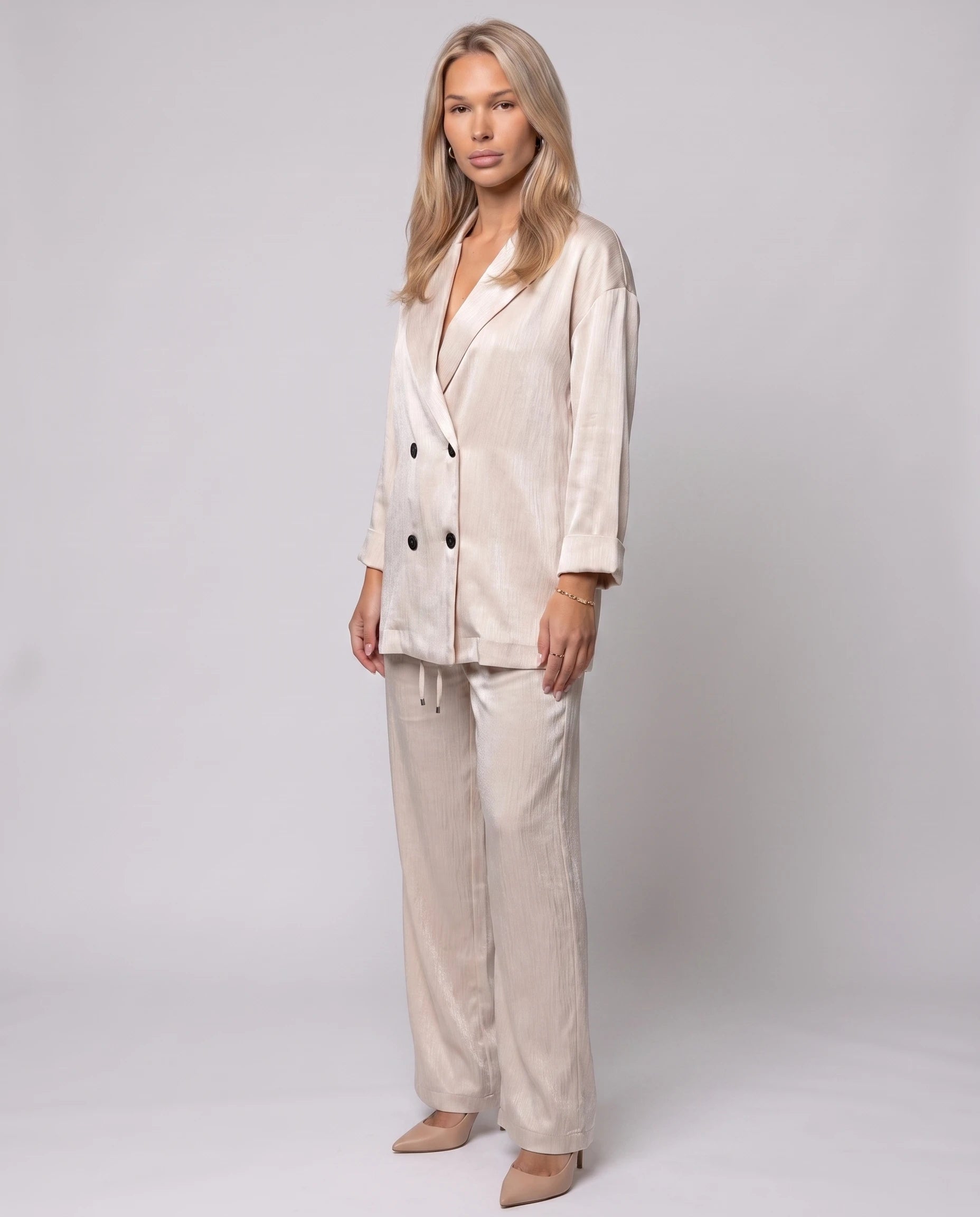 Ensemble tailleur en satin froissé beige, vue trois-quarts studio