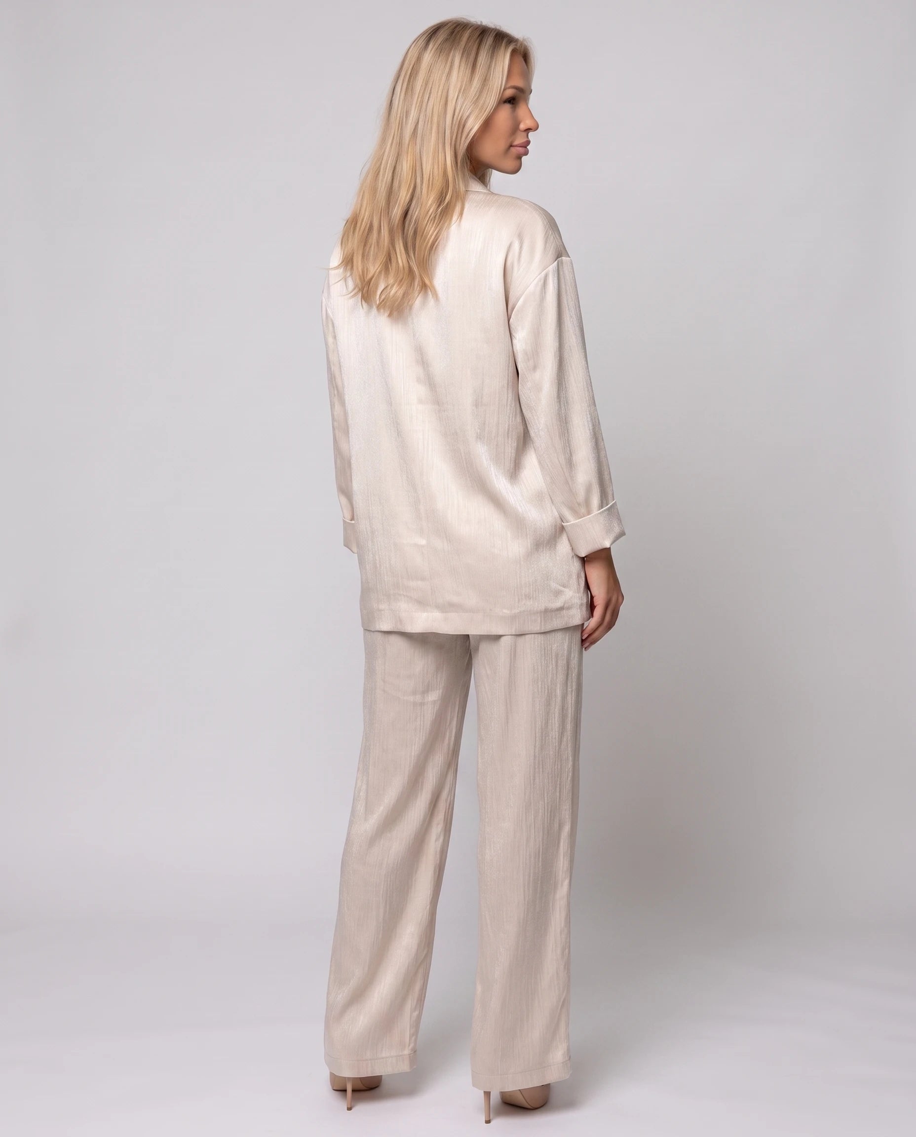 Ensemble tailleur en satin froissé beige, vue de dos studio