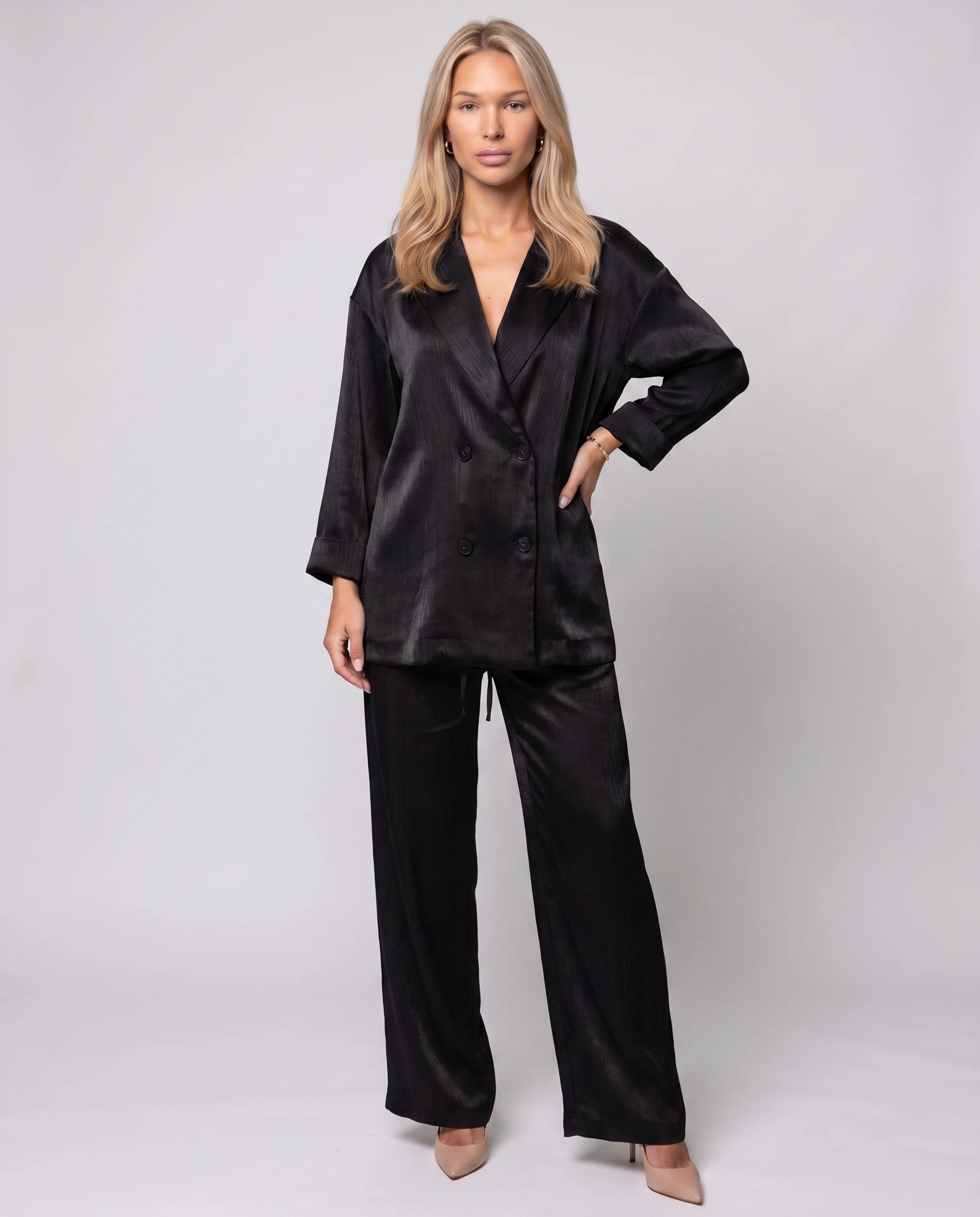 Ensemble blazer croisé et pantalon en satin froissé noir, vue de face studio