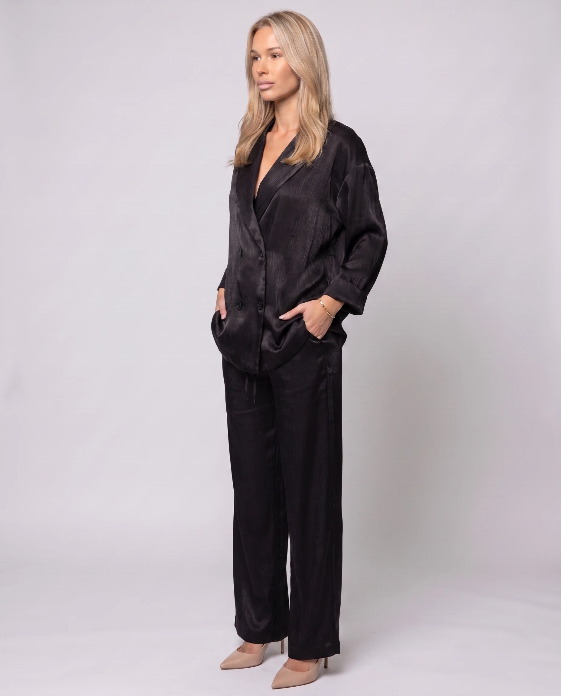 Ensemble tailleur en satin froissé noir, vue trois-quarts studio