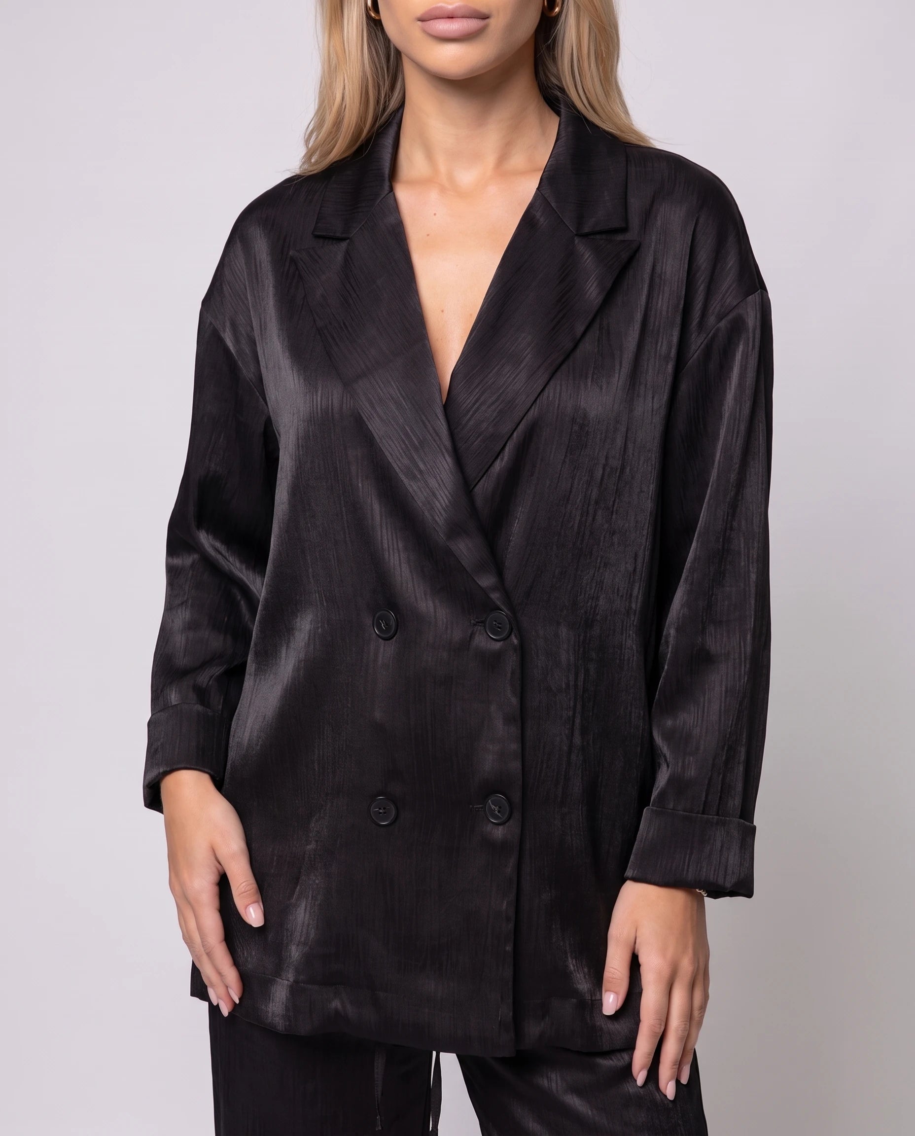 Détail du blazer croisé à double boutonnage en satin froissé noir