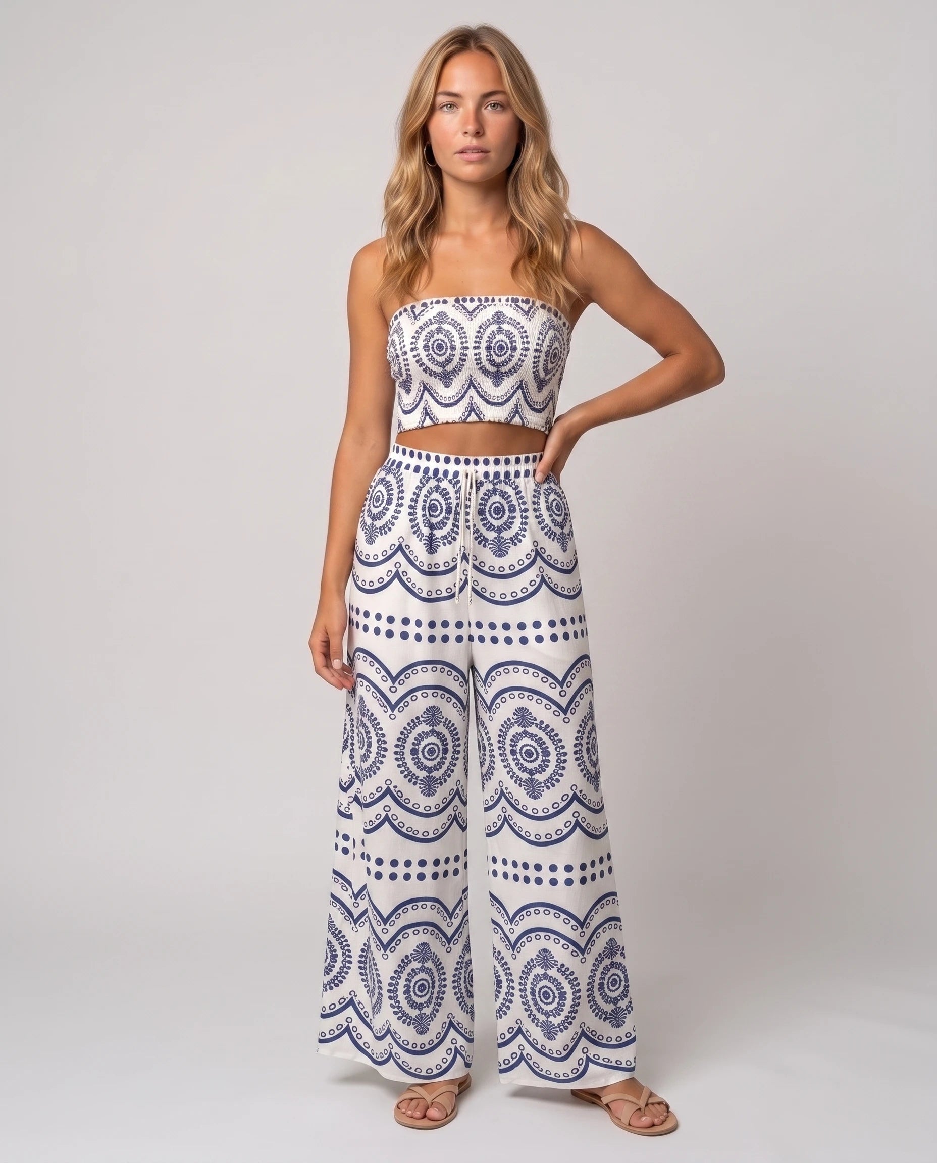 Ensemble bandeau et pantalon large imprimé Cléophée bleu marine, vue de trois quarts en studio