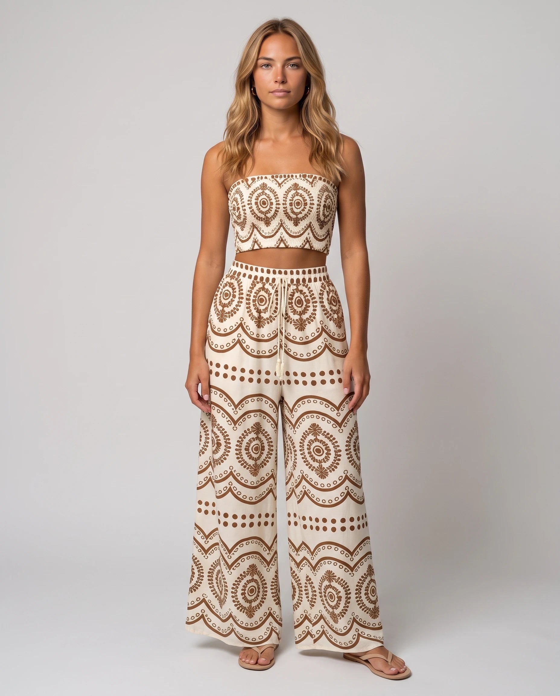 Ensemble bandeau et pantalon large imprimé Cléophée camel, vue de face en studio