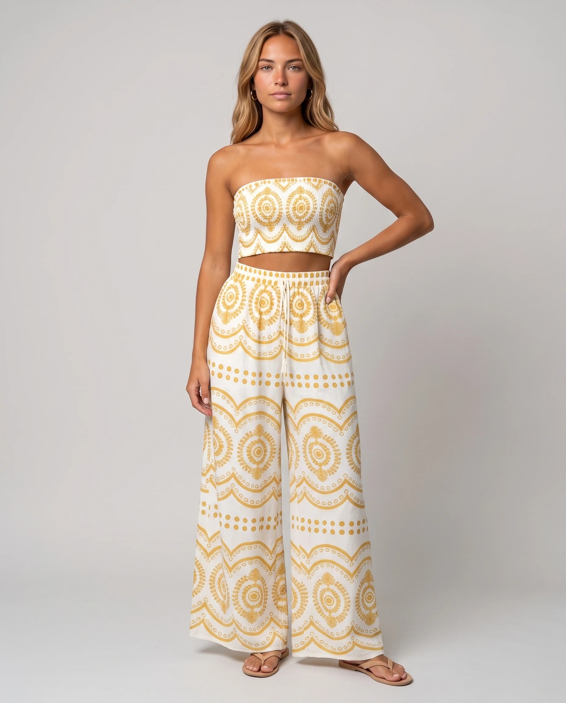 Ensemble bandeau et pantalon large imprimé Cléophée jaune, vue de face en studio