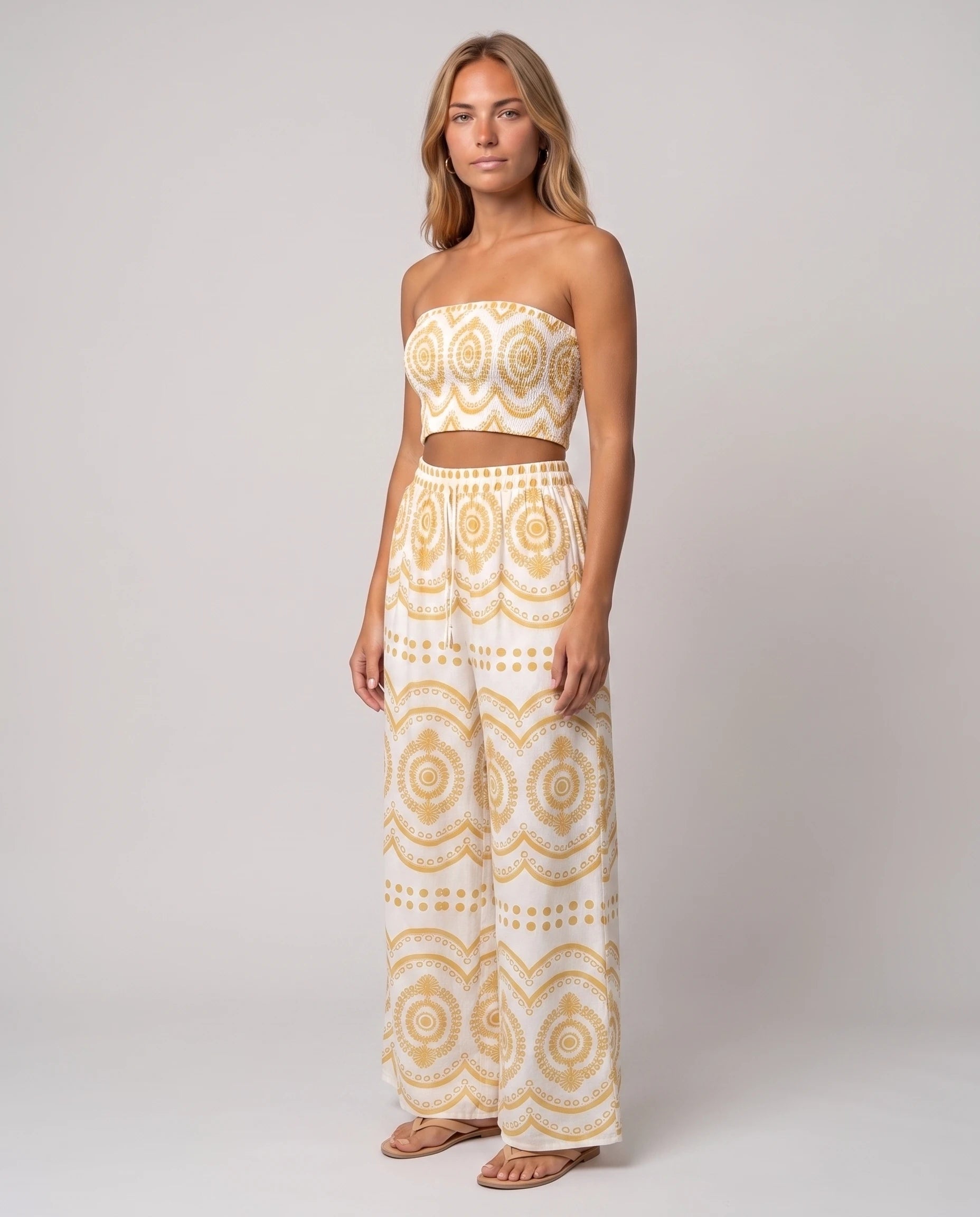 Ensemble bandeau et pantalon large imprimé Cléophée jaune, vue de trois quarts en studio