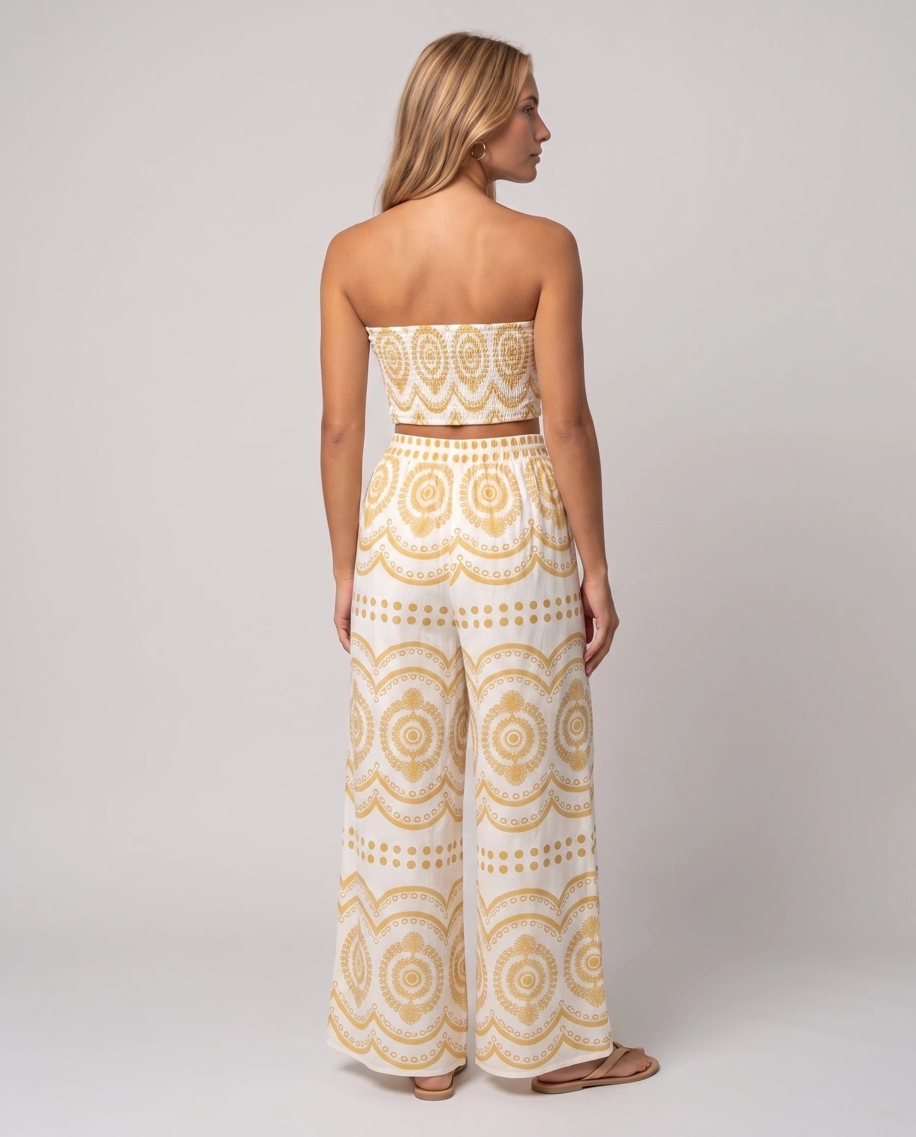 Ensemble bandeau et pantalon large imprimé Cléophée jaune, vue de dos, dos smocké