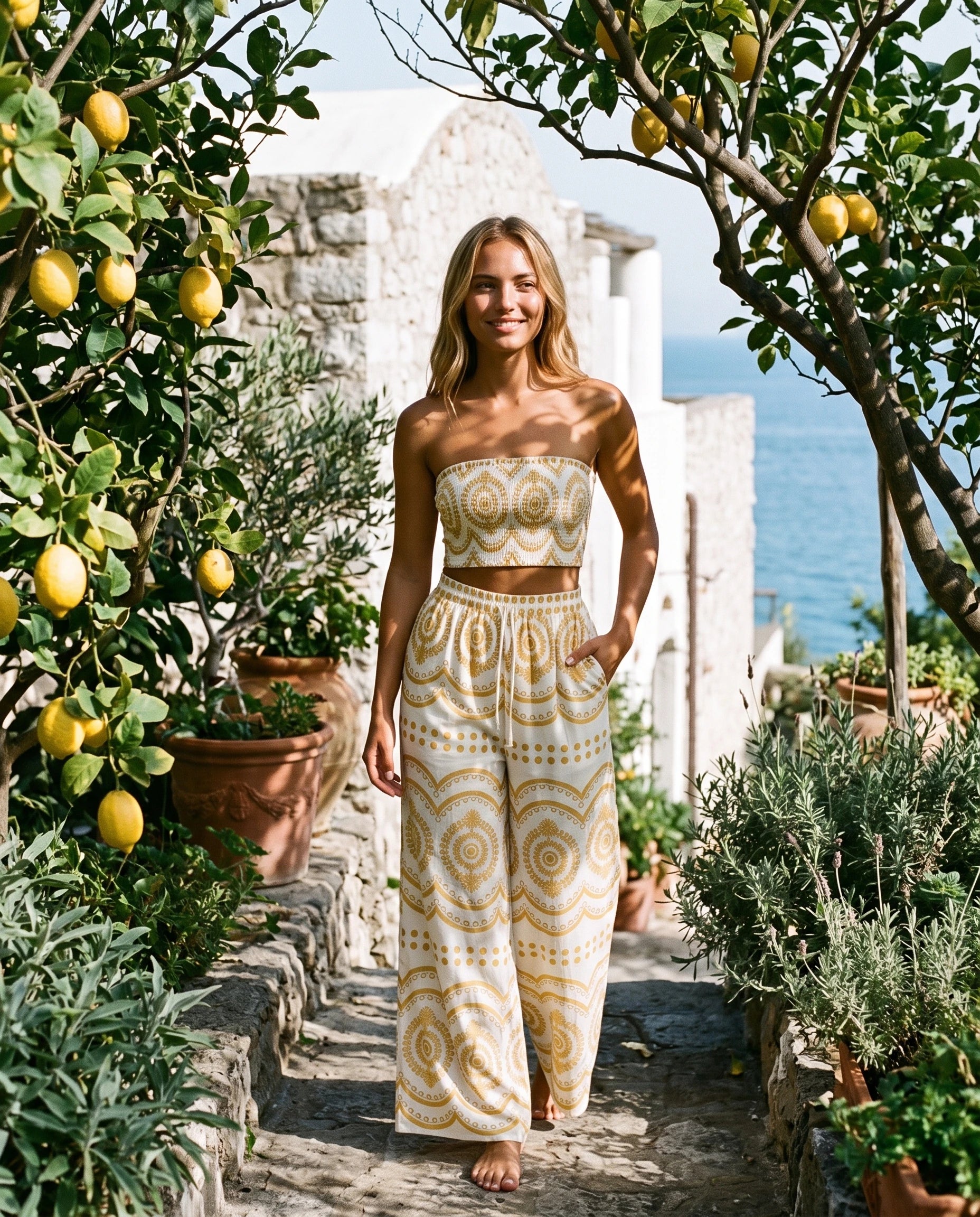 Ensemble bandeau et pantalon large imprimé Cléophée jaune, dans un jardin d'agrumes ensoleillé