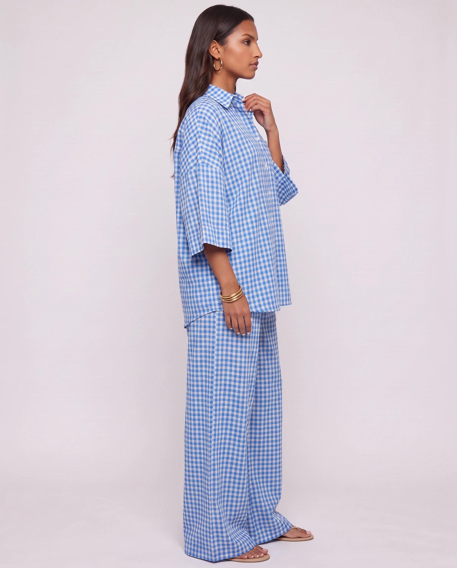 Ensemble chemise oversize et pantalon a carreaux Bleu Ciel vue de profil studio - Cyrielle | Zolena