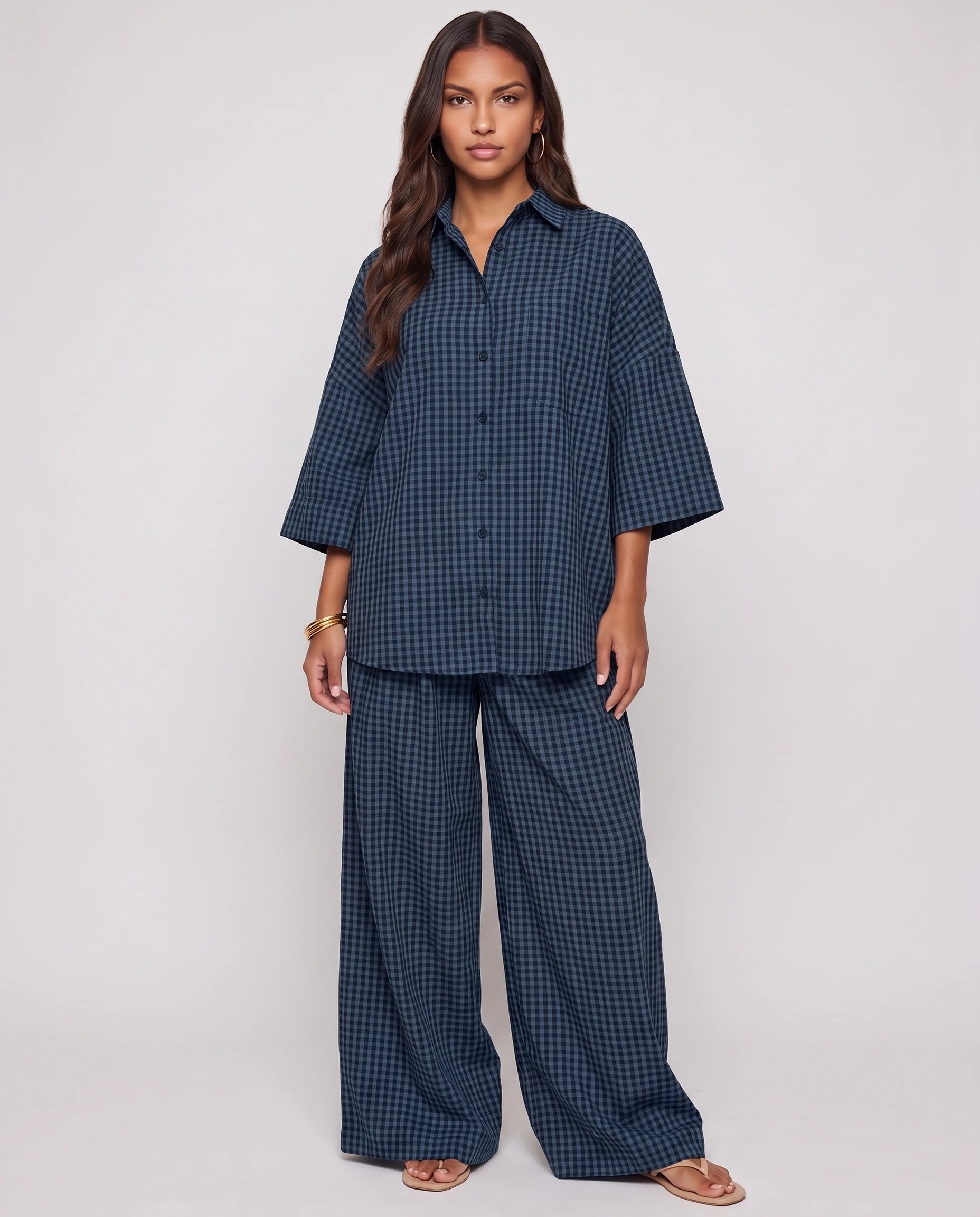 Ensemble chemise oversize et pantalon a carreaux Bleu Marine vue de face studio - Cyrielle | Zolena