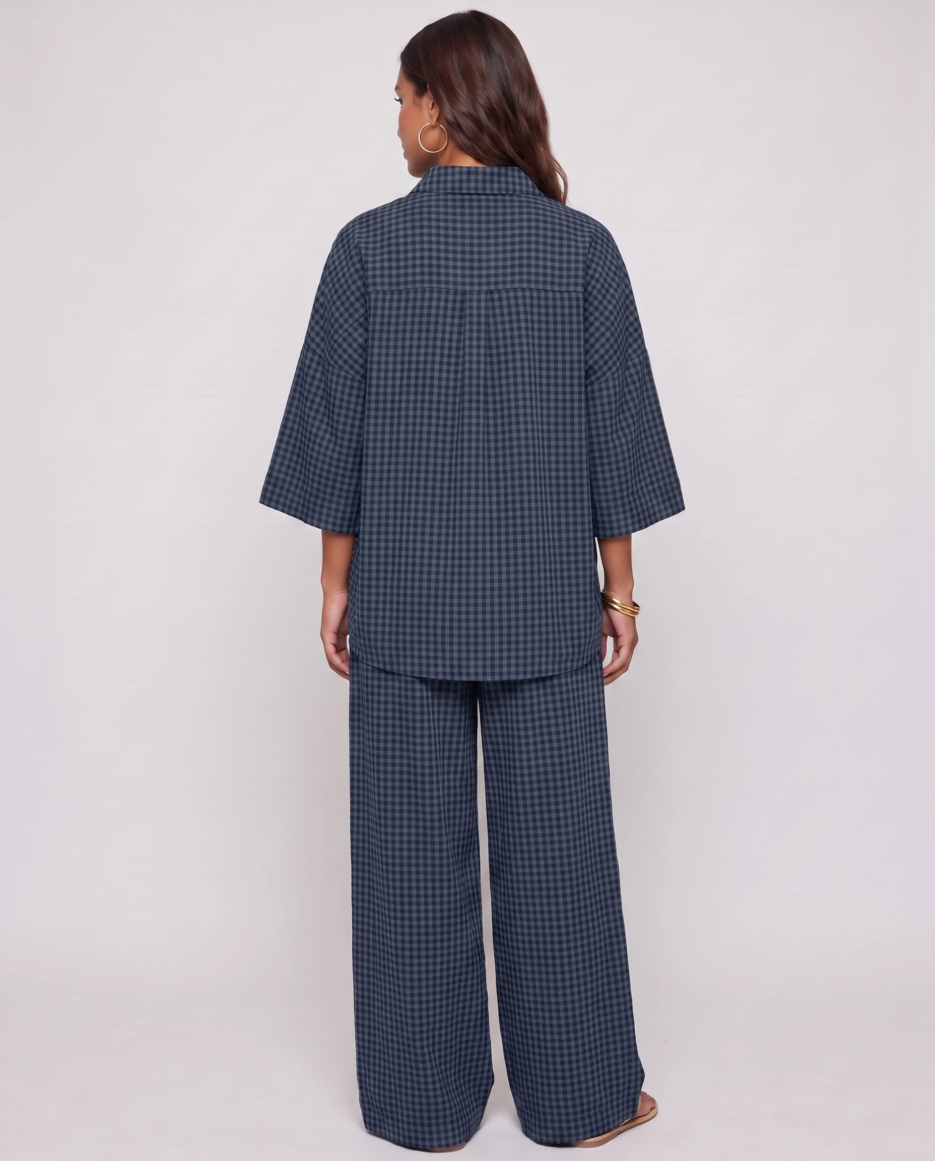 Ensemble chemise oversize et pantalon a carreaux Bleu Marine vue de dos studio - Cyrielle | Zolena