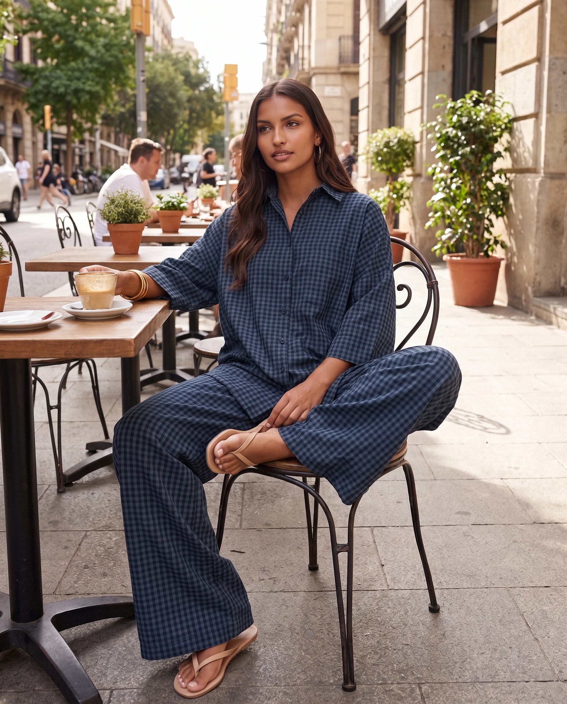 Ensemble chemise oversize et pantalon a carreaux Bleu Marine assise en terrasse de café - Cyrielle | Zolena