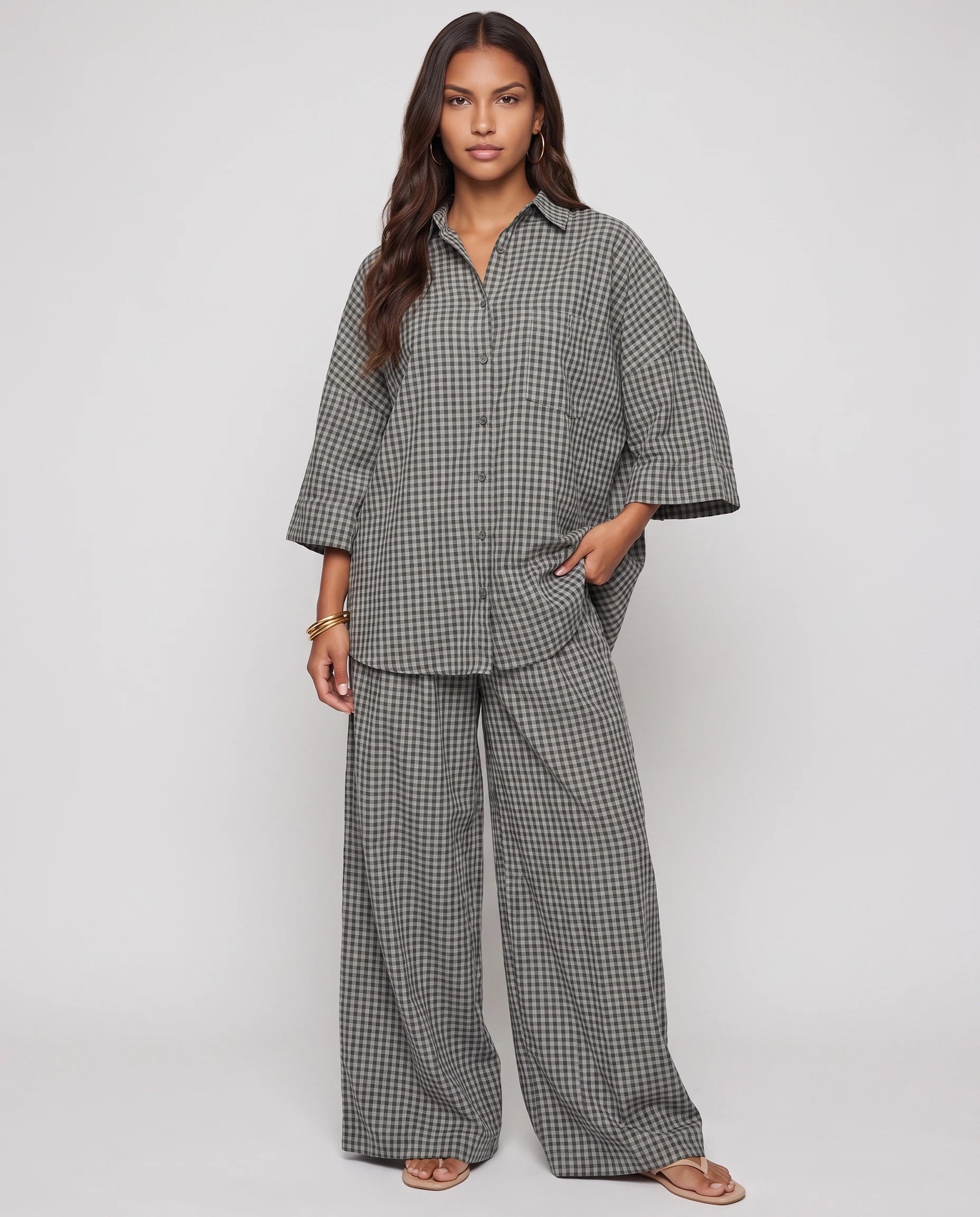 Ensemble chemise oversize et pantalon a carreaux Gris Vert vue de face studio - Cyrielle | Zolena